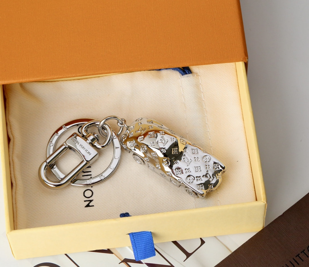 ������ L�UIS VUI���N (����, ��� 4)