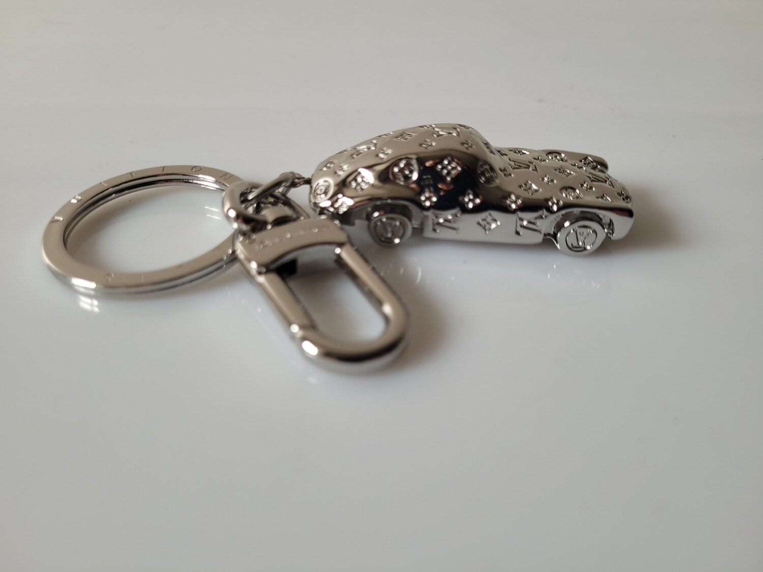 ������ L�UIS VUI���N (����, ��� 8)