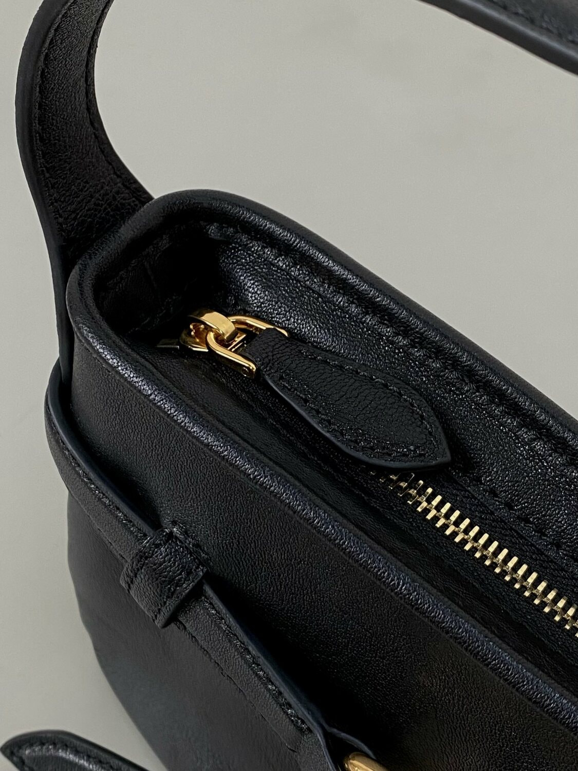   MIU MIU Aventure (,  9)