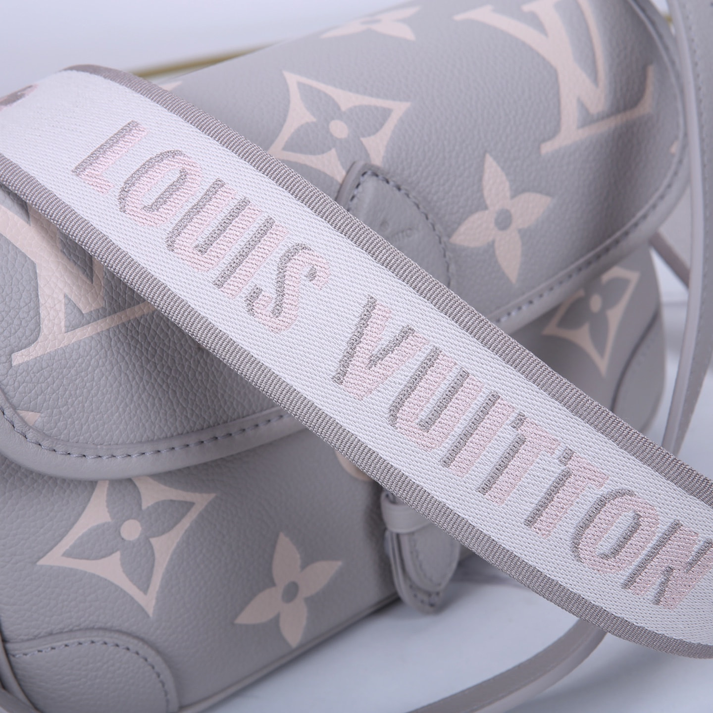   LUIS VUIN Diane Milky Way (,  6)