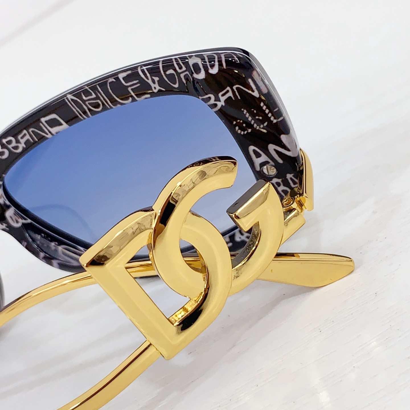   Dolce&Gabbana (,  1)