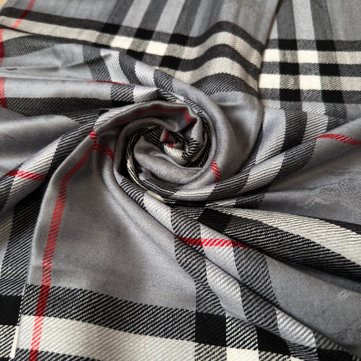 Палантин кашемир серый с красными полосками и с рыцарями на коне ВURВЕRRY (вид 3) Палантин кашемир серый с красными полосками и с рыцарями на коне ВURВЕRRY (фото, вид 3)