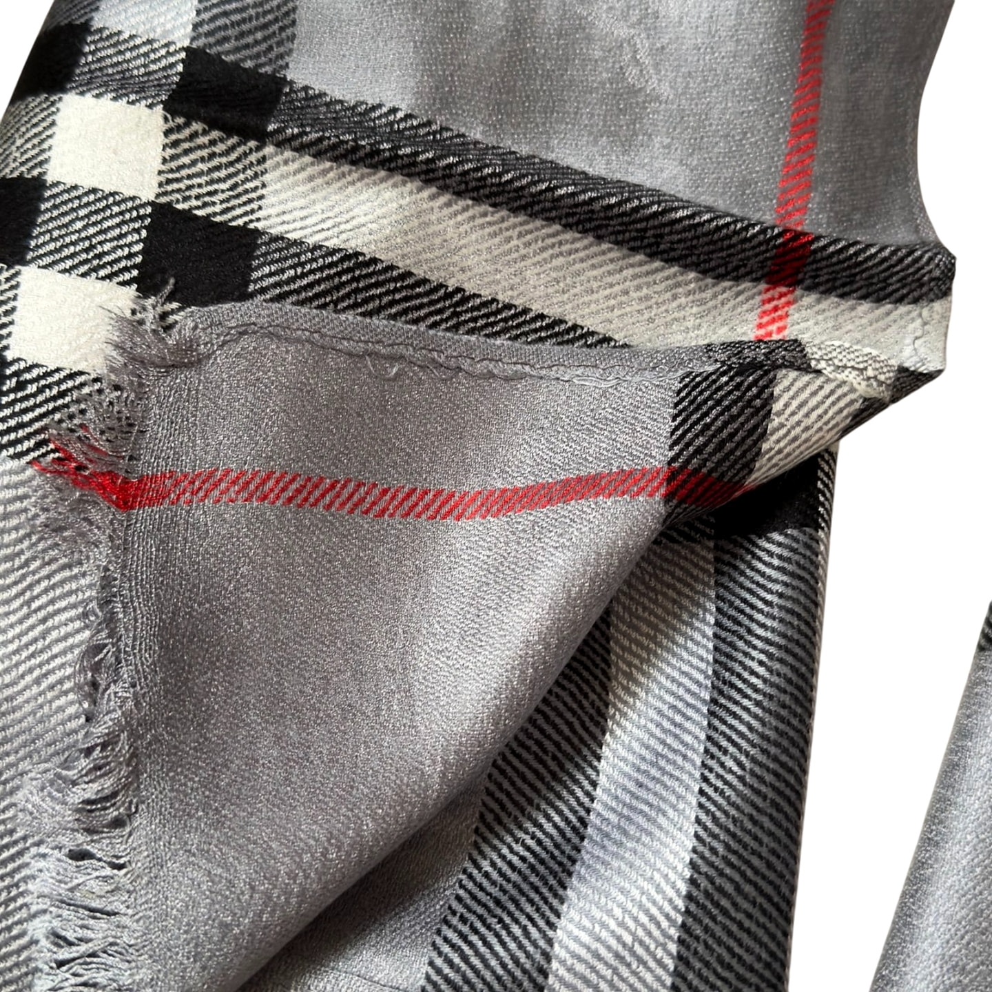 Палантин кашемир серый с красными полосками и с рыцарями на коне ВURВЕRRY (вид 4) Палантин кашемир серый с красными полосками и с рыцарями на коне ВURВЕRRY (фото, вид 4)