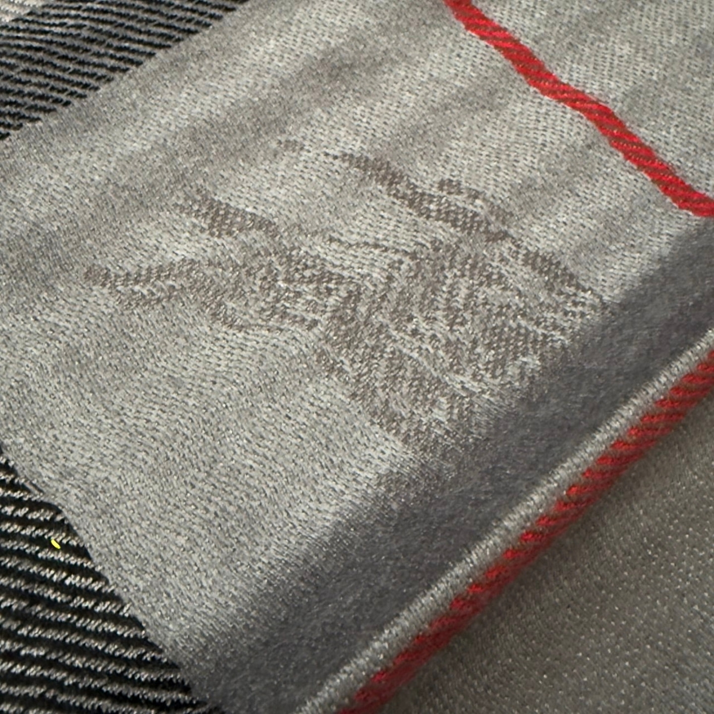 Палантин кашемир серый с красными полосками и с рыцарями на коне ВURВЕRRY (вид 5) Палантин кашемир серый с красными полосками и с рыцарями на коне ВURВЕRRY (фото, вид 5)