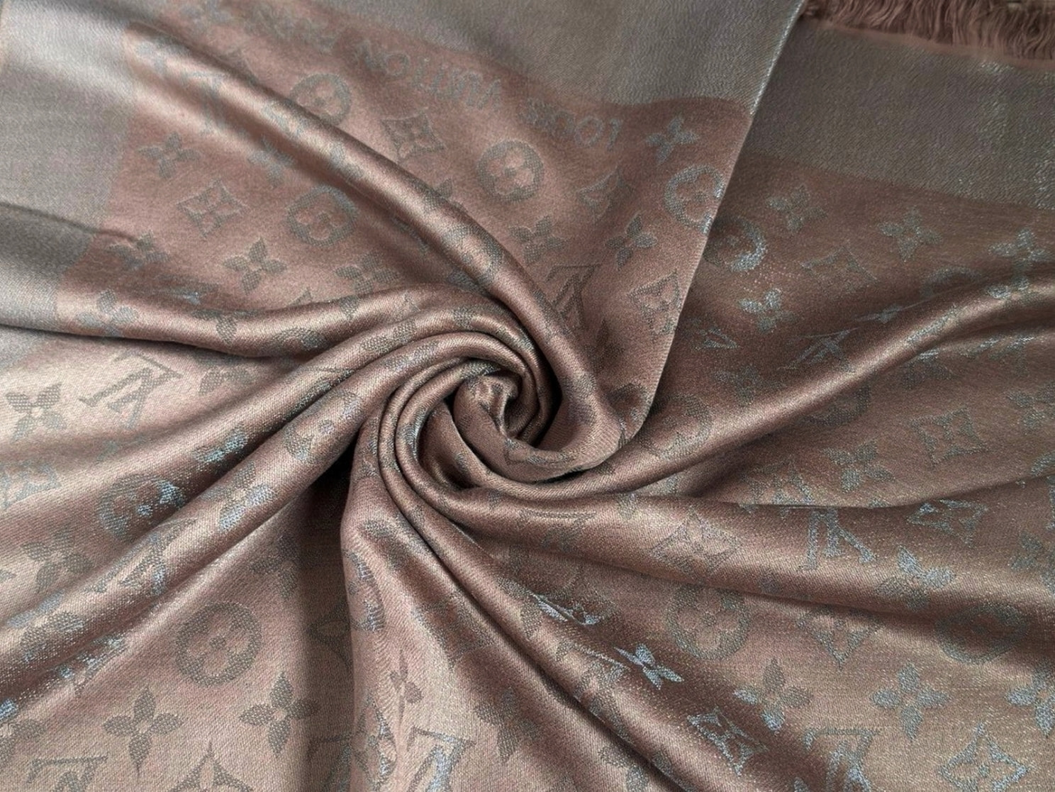  - ( "  " )   () LUIS VUIN (,  4)