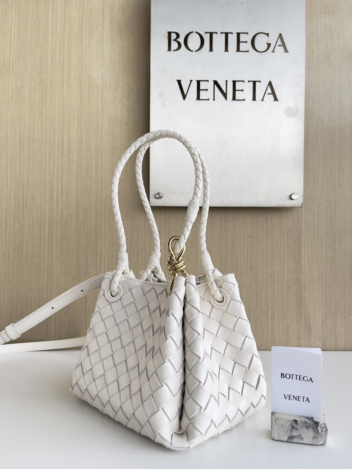 Сумка женская из натуральной кожи морская соль ВОТТЕGА VЕNЕТА Parachute (вид 1) Сумка женская из натуральной кожи морская соль ВОТТЕGА VЕNЕТА Parachute (фото, вид 1)