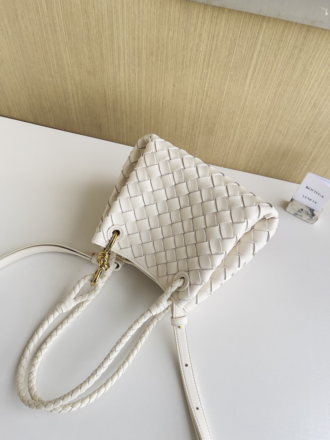 Сумка женская из натуральной кожи морская соль ВОТТЕGА VЕNЕТА Parachute (вид 2) Сумка женская из натуральной кожи морская соль ВОТТЕGА VЕNЕТА Parachute (фото, вид 2)