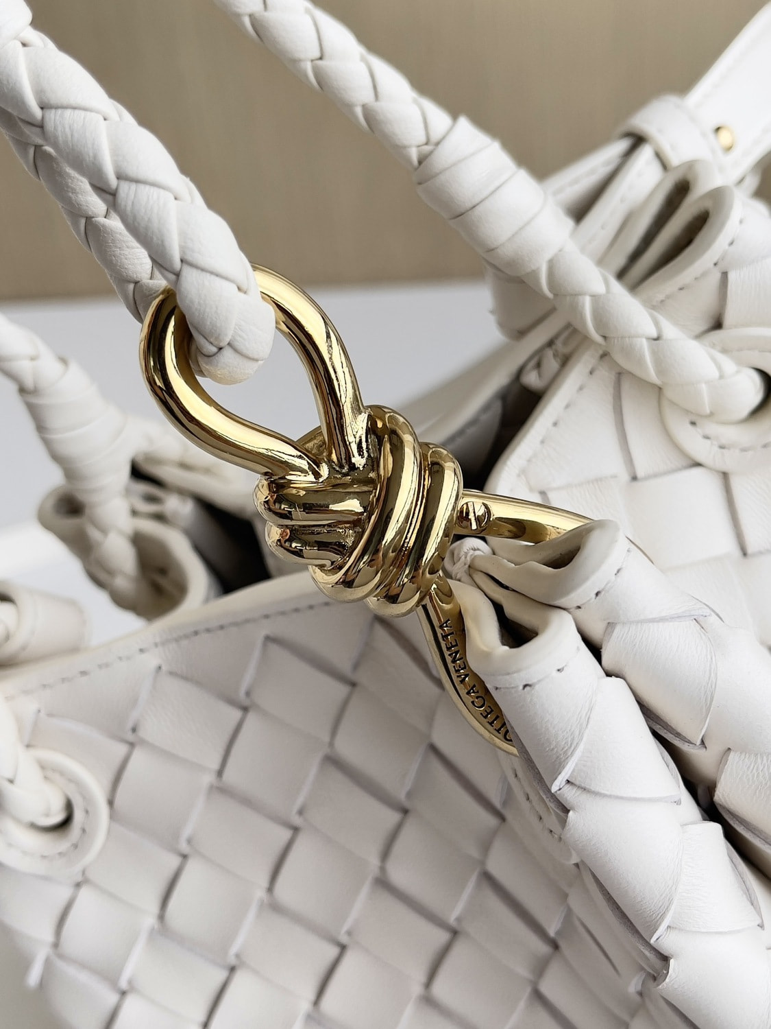 Сумка женская из натуральной кожи морская соль ВОТТЕGА VЕNЕТА Parachute (вид 3) Сумка женская из натуральной кожи морская соль ВОТТЕGА VЕNЕТА Parachute (фото, вид 3)