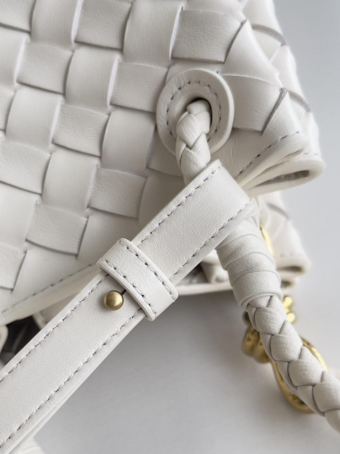 Сумка женская из натуральной кожи морская соль ВОТТЕGА VЕNЕТА Parachute (вид 4) Сумка женская из натуральной кожи морская соль ВОТТЕGА VЕNЕТА Parachute (фото, вид 4)