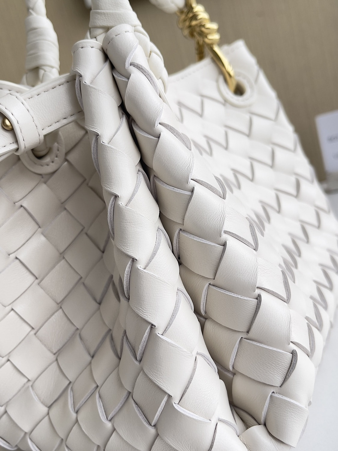 Сумка женская из натуральной кожи морская соль ВОТТЕGА VЕNЕТА Parachute (вид 5) Сумка женская из натуральной кожи морская соль ВОТТЕGА VЕNЕТА Parachute (фото, вид 5)