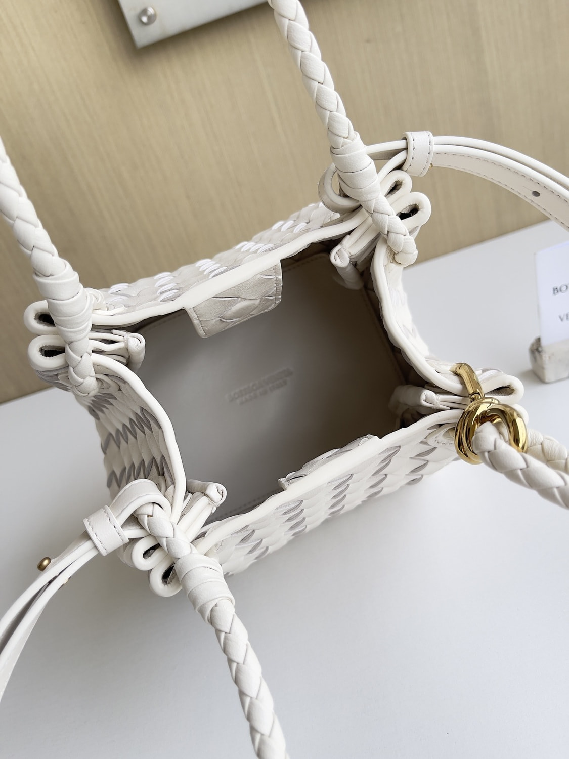 Сумка женская из натуральной кожи морская соль ВОТТЕGА VЕNЕТА Parachute (вид 7) Сумка женская из натуральной кожи морская соль ВОТТЕGА VЕNЕТА Parachute (фото, вид 7)