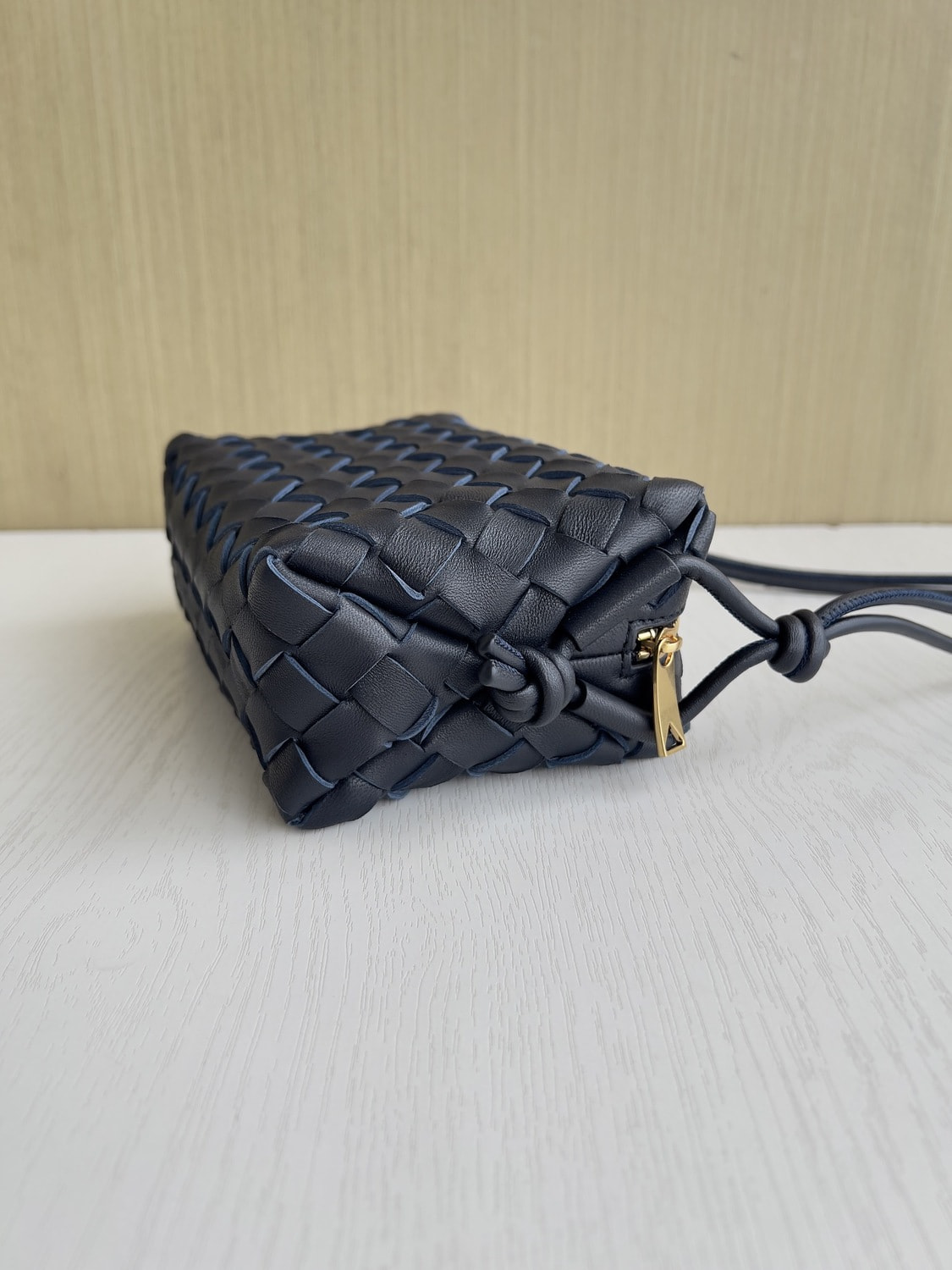 Сумка женская из натуральной кожи синяя ВОТТЕGА VЕNЕТА Loop mini (вид 1) Сумка женская из натуральной кожи синяя ВОТТЕGА VЕNЕТА Loop mini (фото, вид 1)