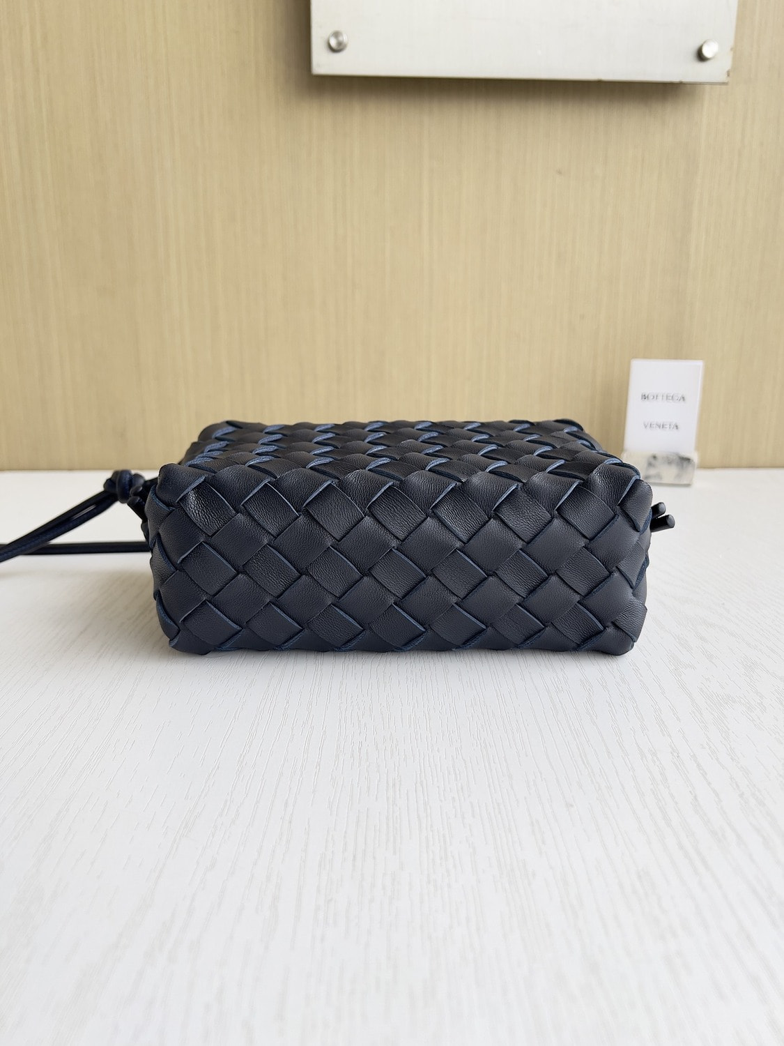 Сумка женская из натуральной кожи синяя ВОТТЕGА VЕNЕТА Loop mini (вид 2) Сумка женская из натуральной кожи синяя ВОТТЕGА VЕNЕТА Loop mini (фото, вид 2)