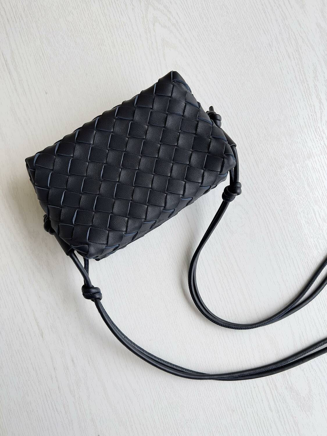 Сумка женская из натуральной кожи синяя ВОТТЕGА VЕNЕТА Loop mini (вид 5) Сумка женская из натуральной кожи синяя ВОТТЕGА VЕNЕТА Loop mini (фото, вид 5)