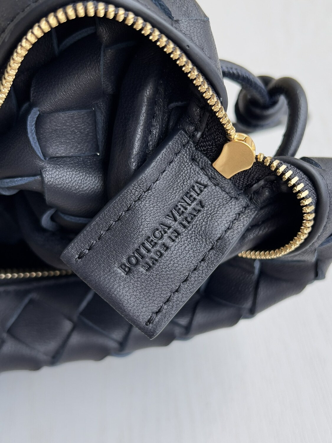 Сумка женская из натуральной кожи синяя ВОТТЕGА VЕNЕТА Loop mini (вид 7) Сумка женская из натуральной кожи синяя ВОТТЕGА VЕNЕТА Loop mini (фото, вид 7)