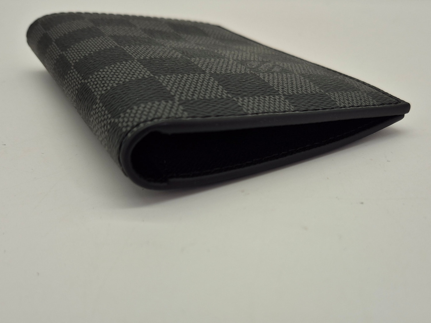 ������� ��� �������� ����� L�UIS VUI���N D�mi�r Gr�phit� P�ssp�rt C�v�r 2�2� (����, ��� 4)