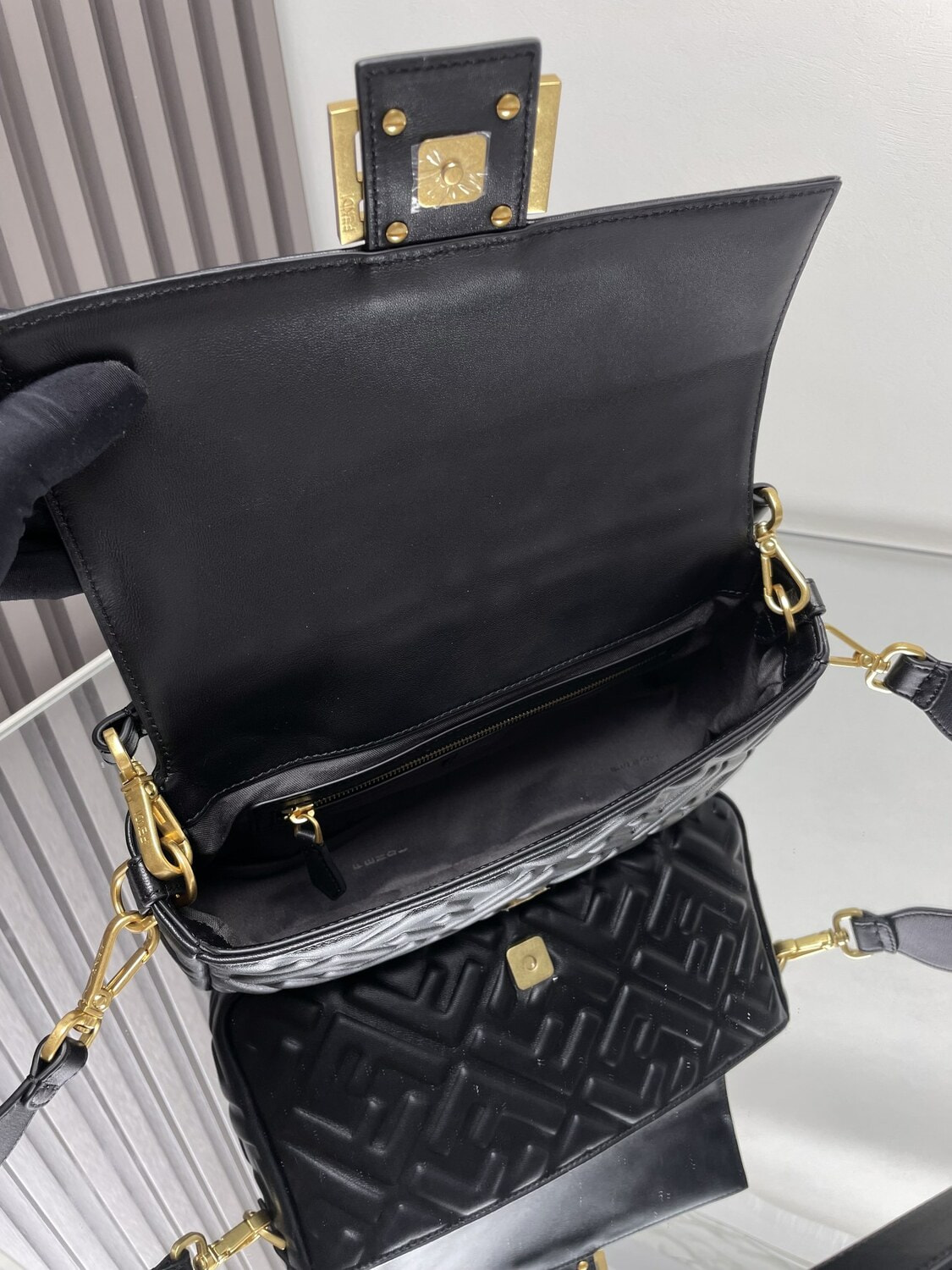 Сумка женская кожаная FЕNDI Baguette (вид 5) Сумка женская кожаная FЕNDI Baguette (фото, вид 5)