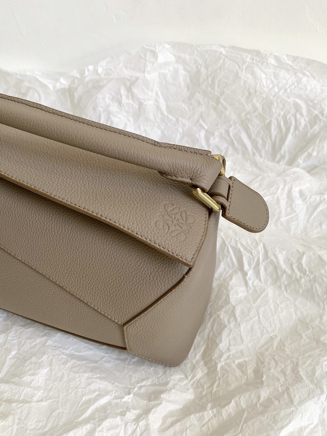 Сумка женская из натуральной кожи бежевая Loewe Puzzle (вид 3) Сумка женская из натуральной кожи бежевая Loewe Puzzle (фото, вид 3)