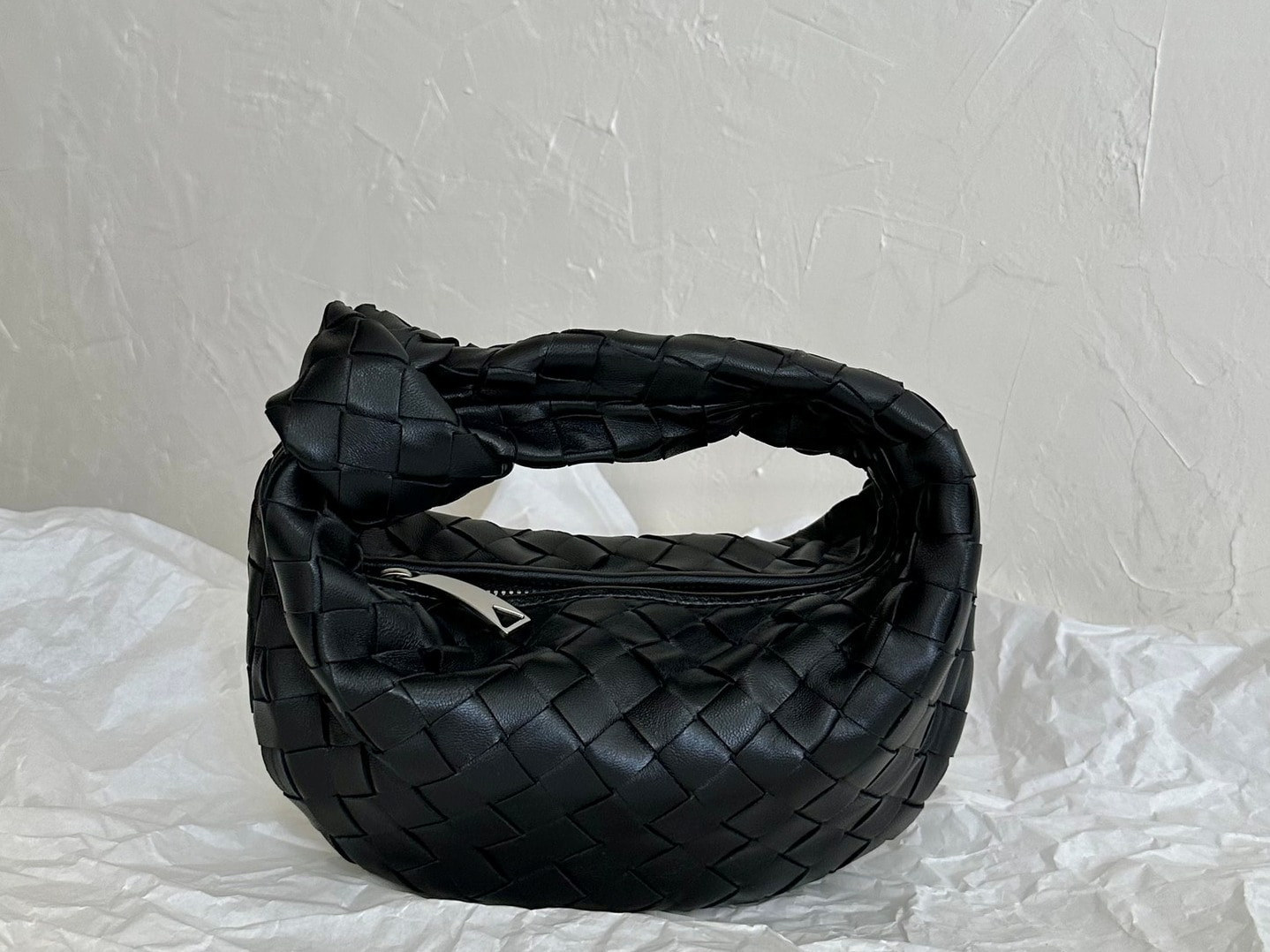 Сумка женская из натуральной кожи черная ВОТТЕGА VЕNЕТА Mini Jodie (вид 9) Сумка женская из натуральной кожи черная ВОТТЕGА VЕNЕТА Mini Jodie (фото, вид 9)