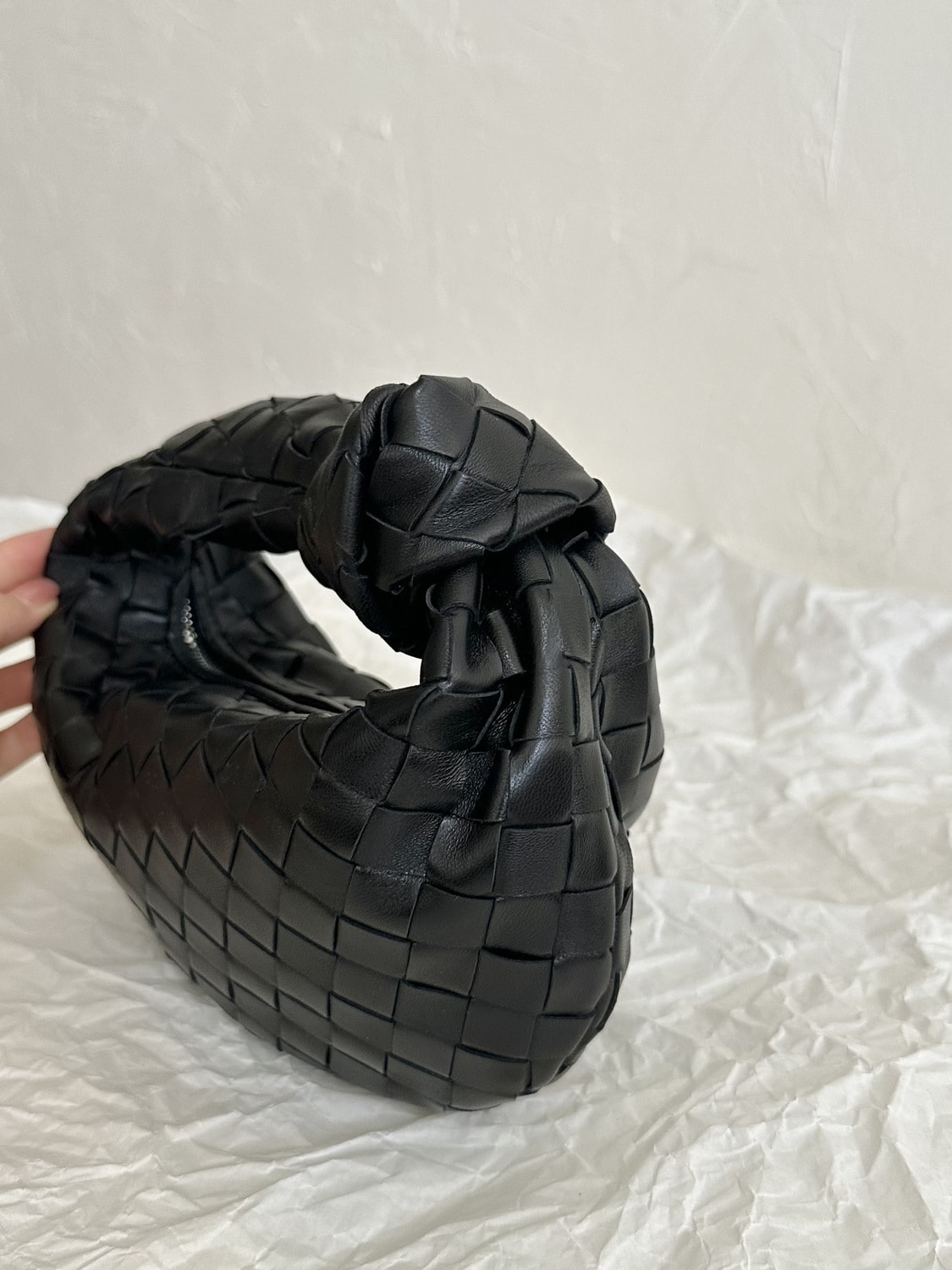 Сумка женская из натуральной кожи черная ВОТТЕGА VЕNЕТА Mini Jodie (вид 10) Сумка женская из натуральной кожи черная ВОТТЕGА VЕNЕТА Mini Jodie (фото, вид 10)