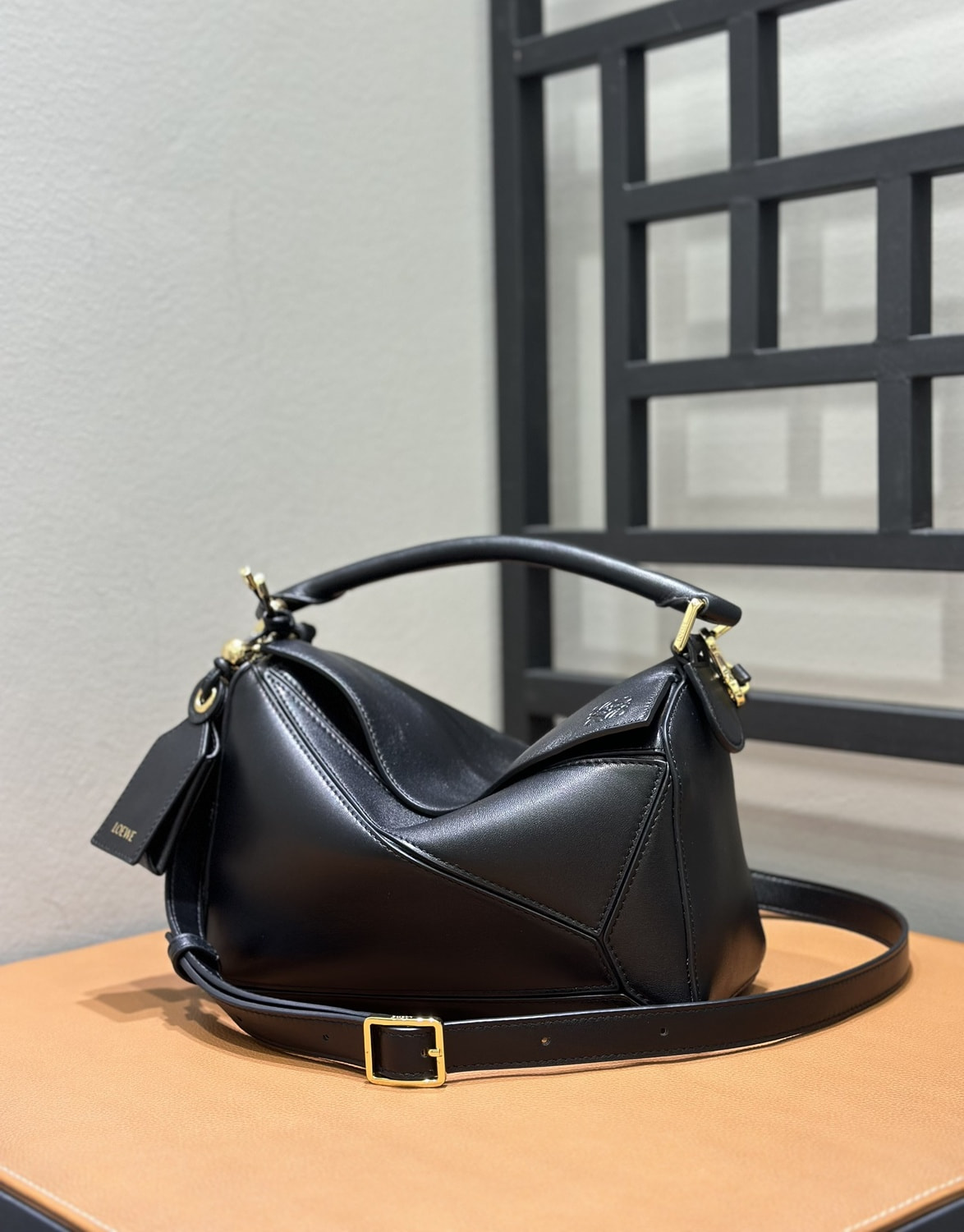 ����� ������� �� ����������� ���� Loewe Puzzle Featherlight (����, ��� 8)