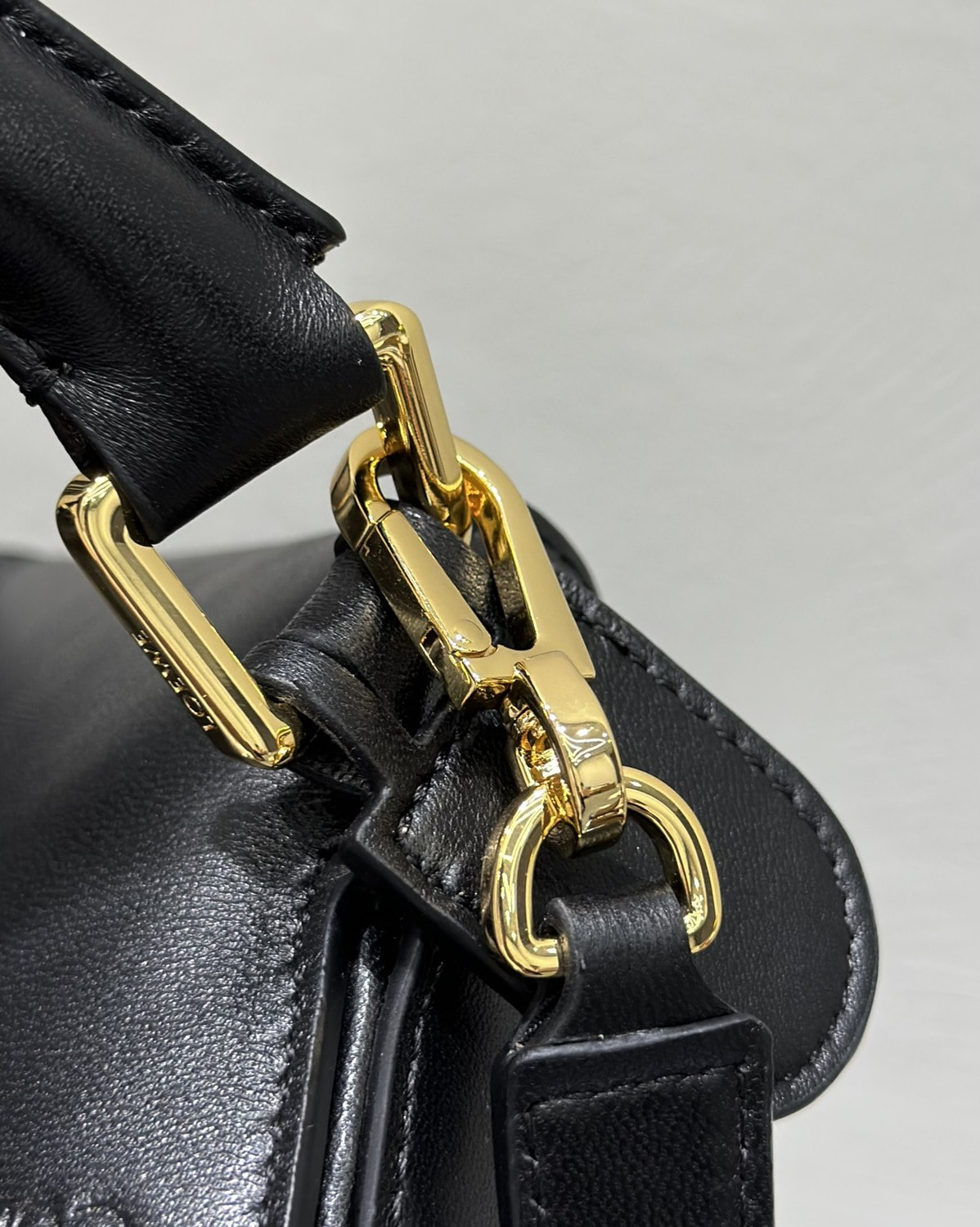 ����� ������� �� ����������� ���� Loewe Puzzle Featherlight (����, ��� 10)