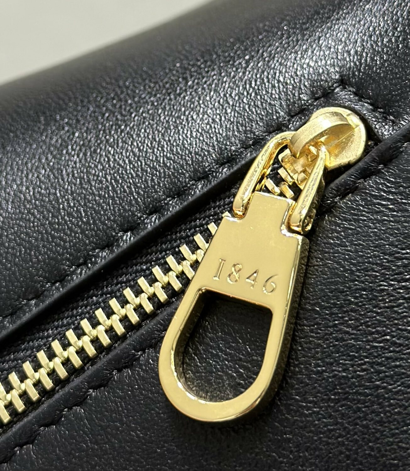 ����� ������� �� ����������� ���� Loewe Puzzle Featherlight (����, ��� 11)