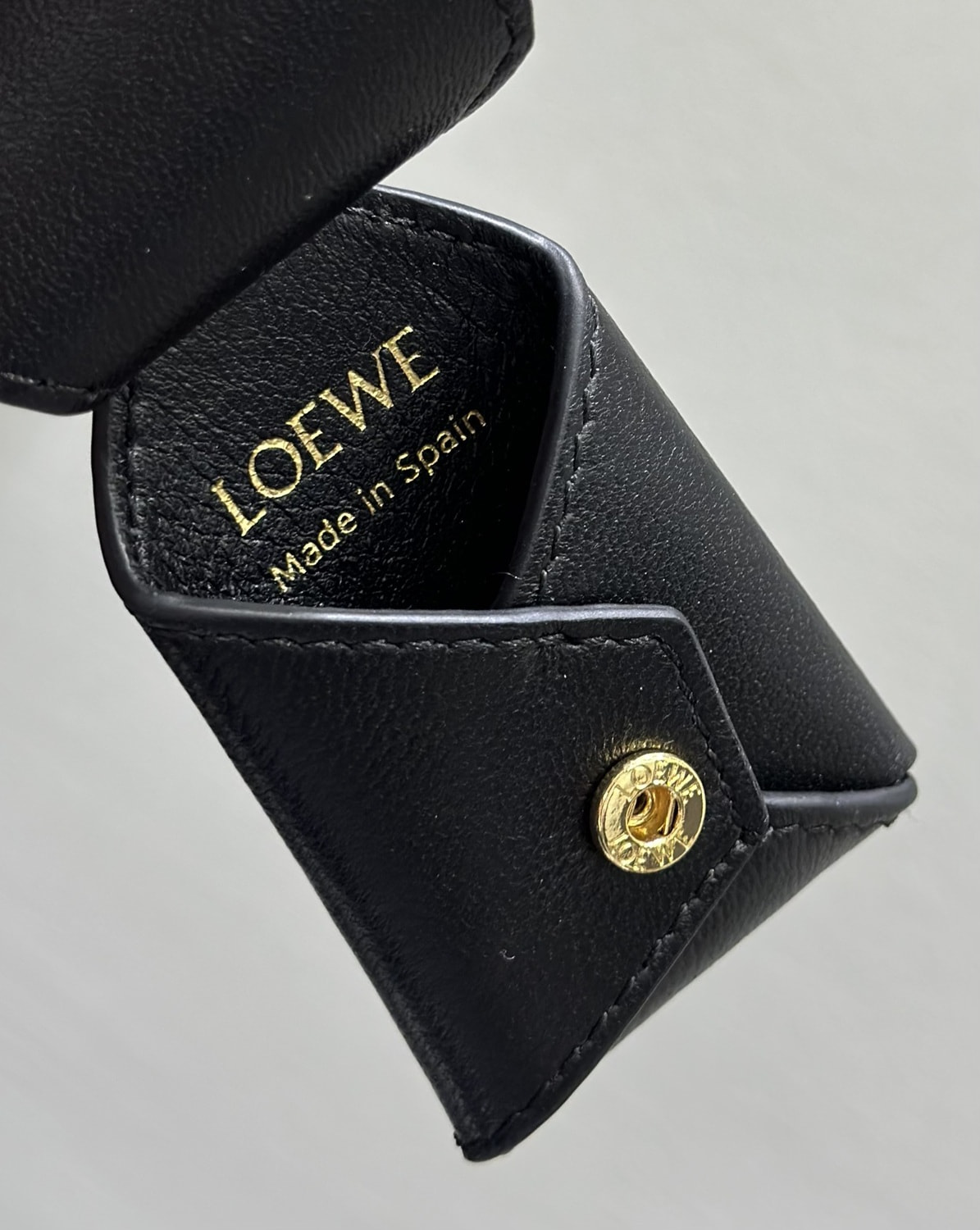 ����� ������� �� ����������� ���� Loewe Puzzle Featherlight (����, ��� 12)