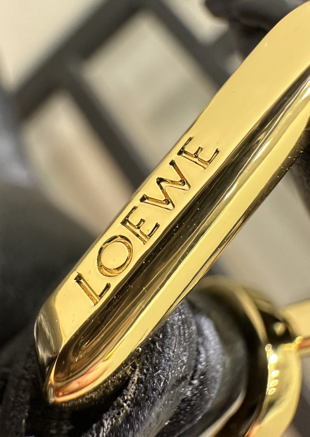 ����� ������� �� ����������� ���� Loewe Puzzle Featherlight (����, ��� 15)