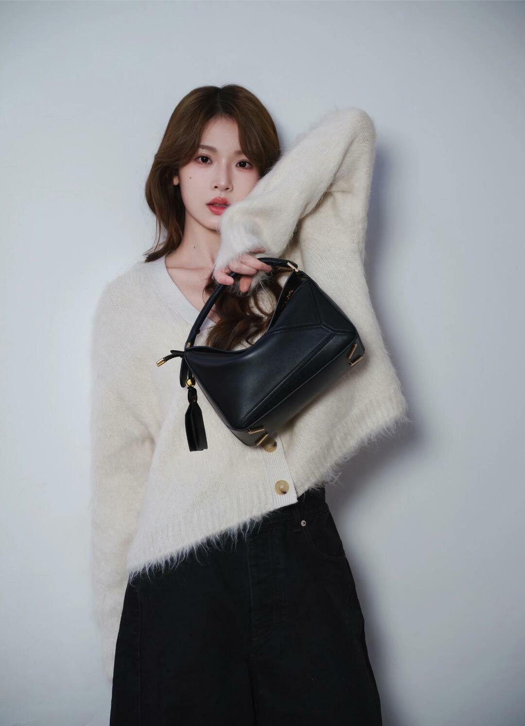 ����� ������� �� ����������� ���� Loewe Puzzle Featherlight (����, ��� 16)