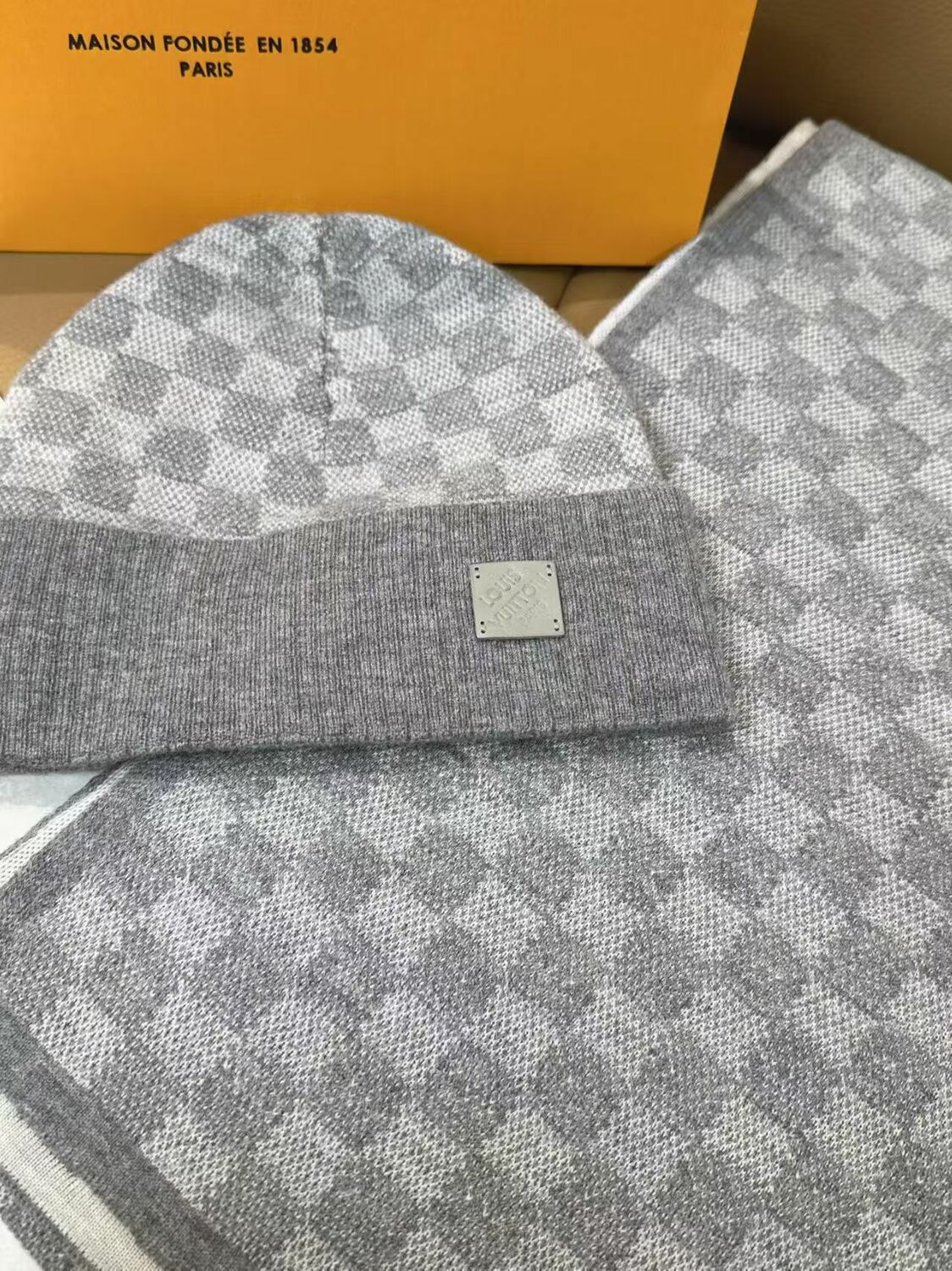 ����� � ���� L�UIS VUI���N (����, ��� 3)