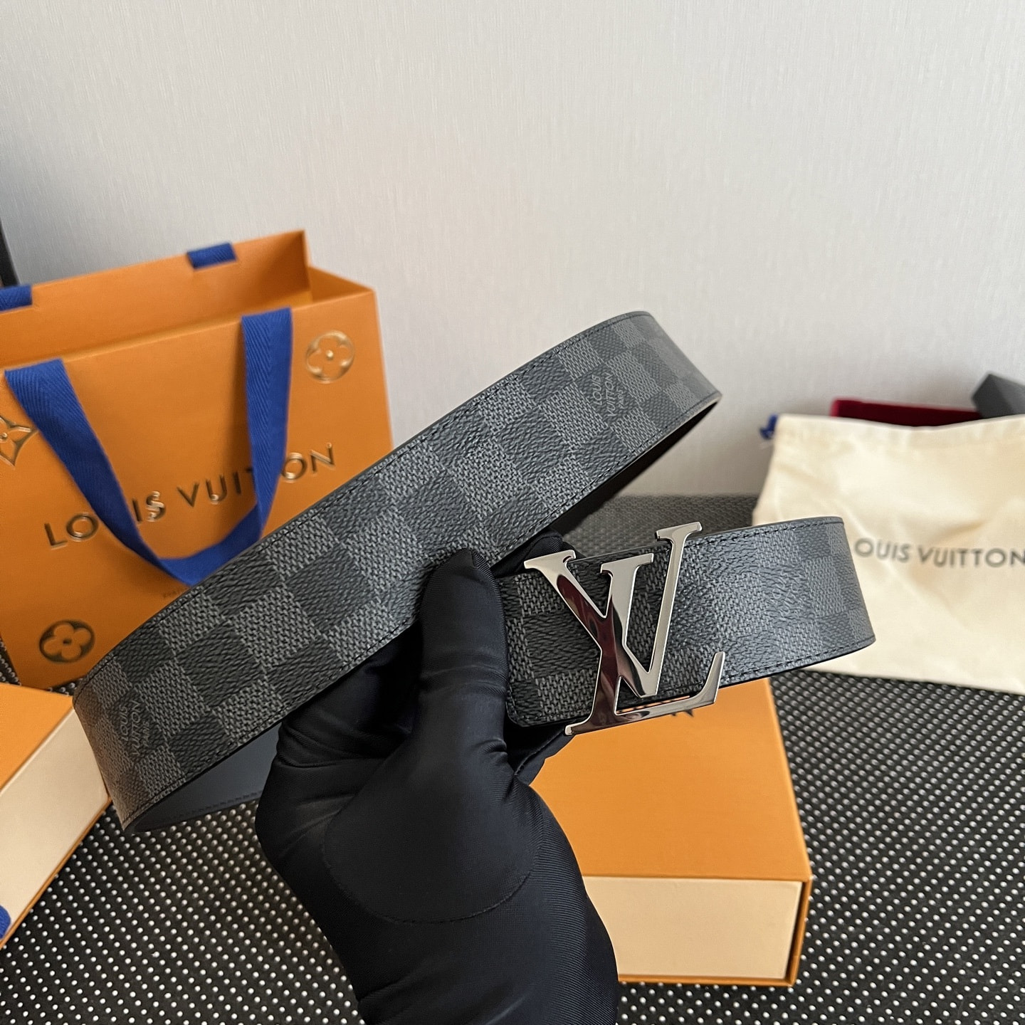 ������ ������� L�UIS VUI���N D�mi�r GR�PHIT� C�NV�S INITI�L�S (����, ��� 1)