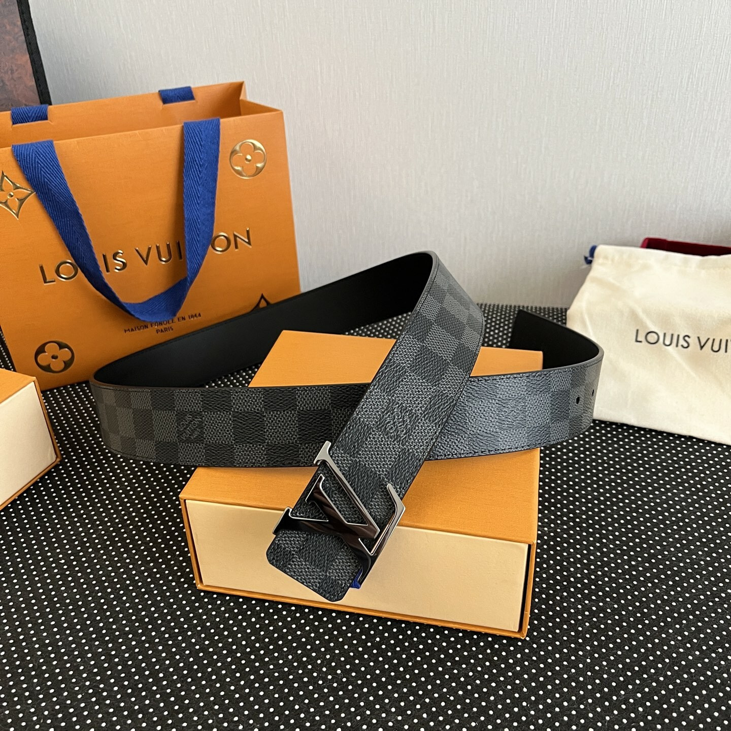 ������ ������� L�UIS VUI���N D�mi�r GR�PHIT� C�NV�S INITI�L�S (����, ��� 4)