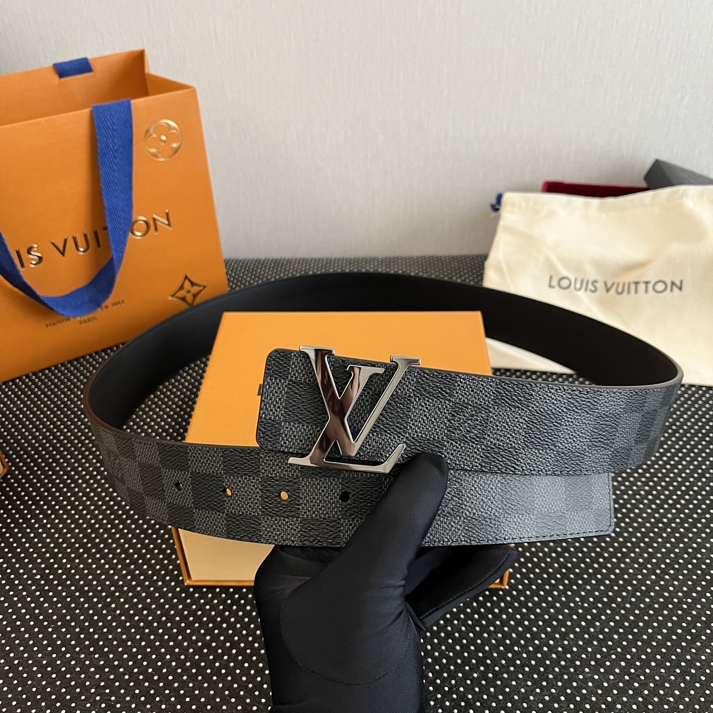 ������ ������� L�UIS VUI���N D�mi�r GR�PHIT� C�NV�S INITI�L�S (����, ��� 5)