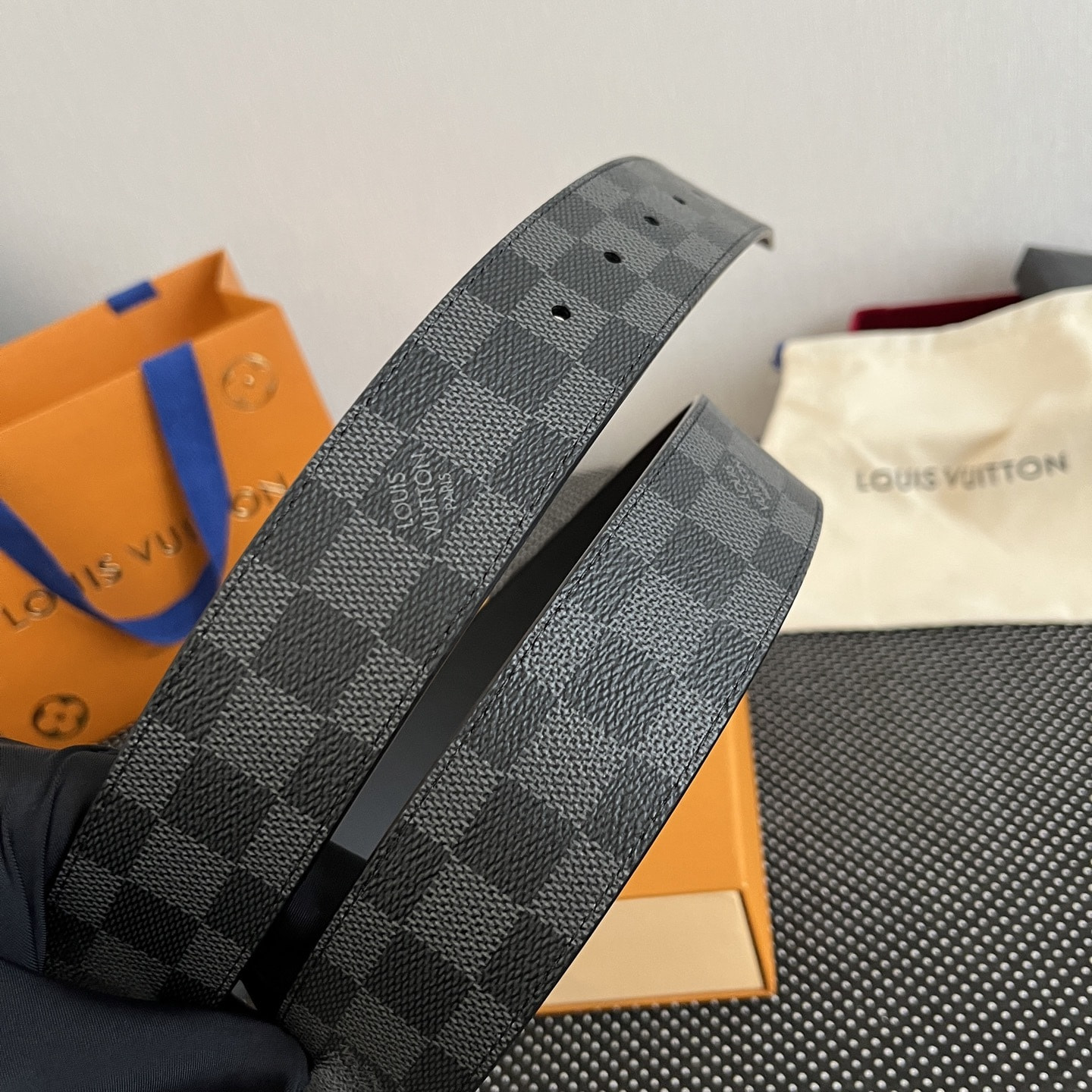 ������ ������� L�UIS VUI���N D�mi�r GR�PHIT� C�NV�S INITI�L�S (����, ��� 6)