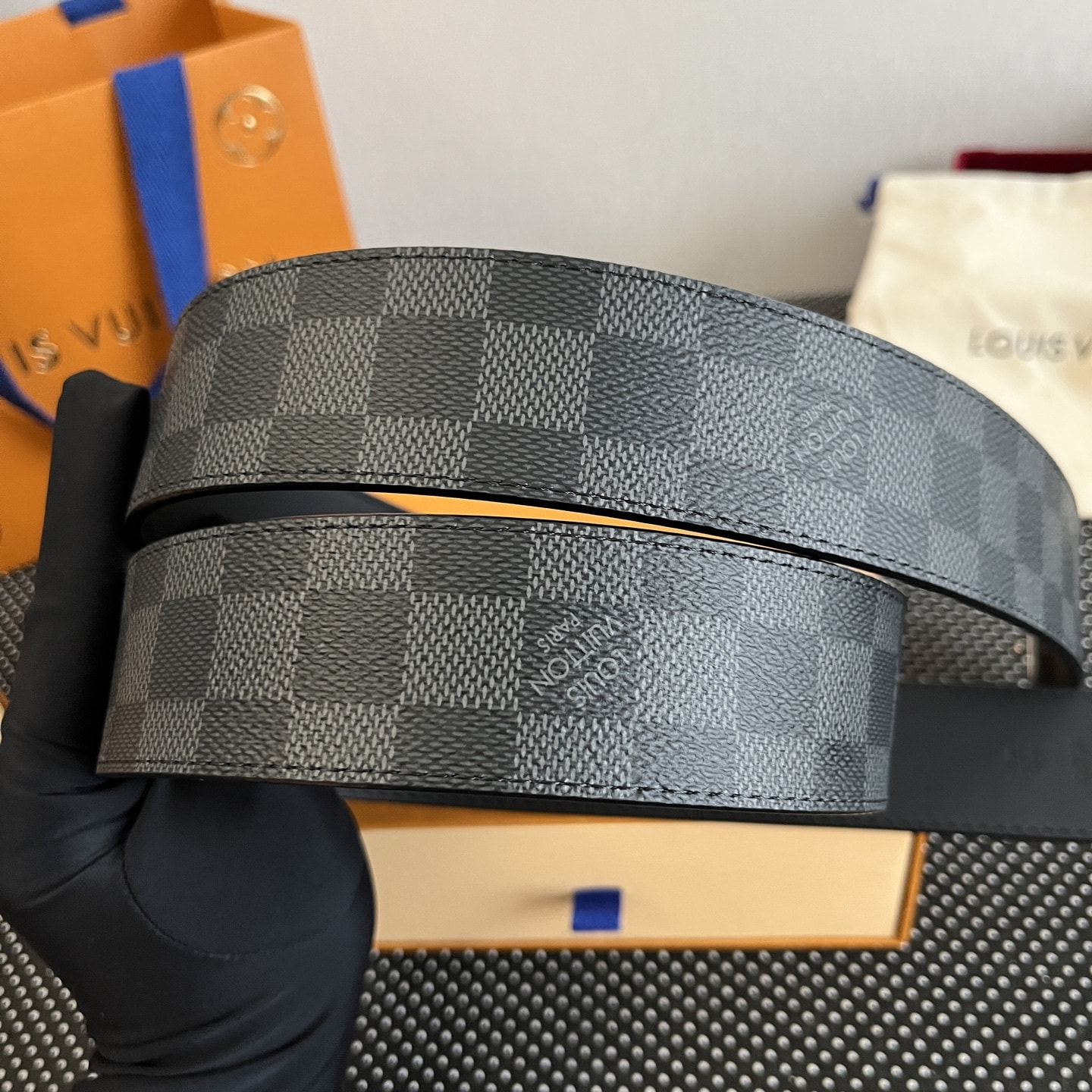 ������ ������� L�UIS VUI���N D�mi�r GR�PHIT� C�NV�S INITI�L�S (����, ��� 7)