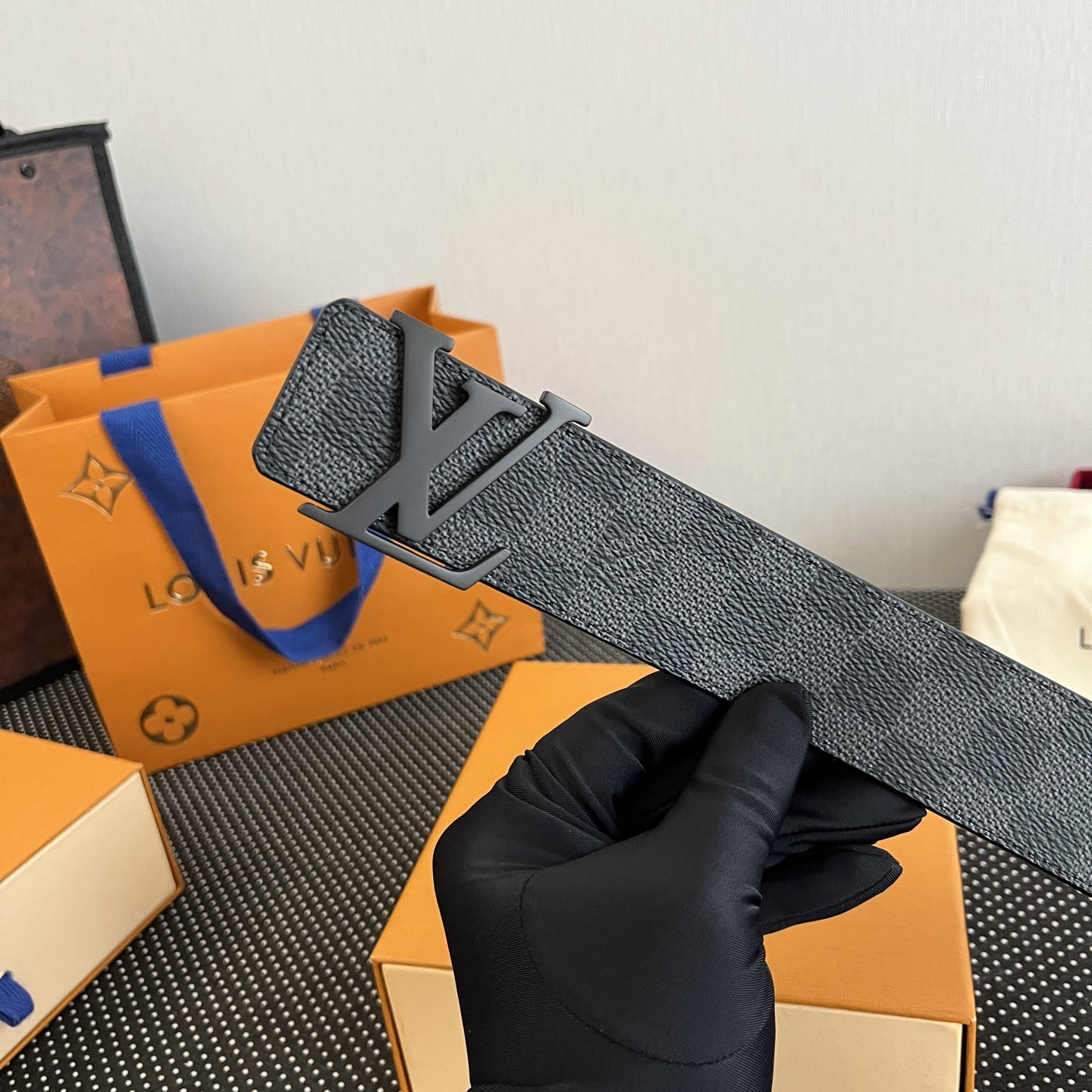 ������ ������� L�UIS VUI���N D�mi�r GR�PHIT� C�NV�S INITI�L�S (����, ��� 2)