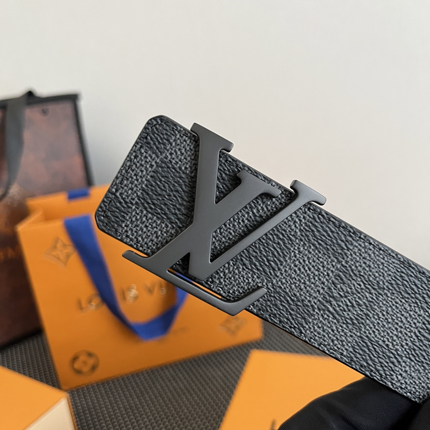 ������ ������� L�UIS VUI���N D�mi�r GR�PHIT� C�NV�S INITI�L�S (����, ��� 3)