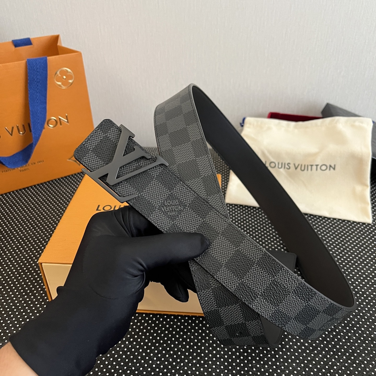 ������ ������� L�UIS VUI���N D�mi�r GR�PHIT� C�NV�S INITI�L�S (����, ��� 4)