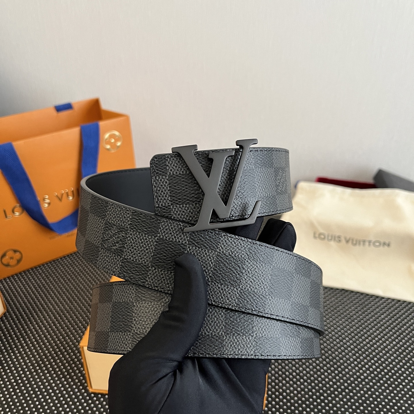 ������ ������� L�UIS VUI���N D�mi�r GR�PHIT� C�NV�S INITI�L�S (����, ��� 5)