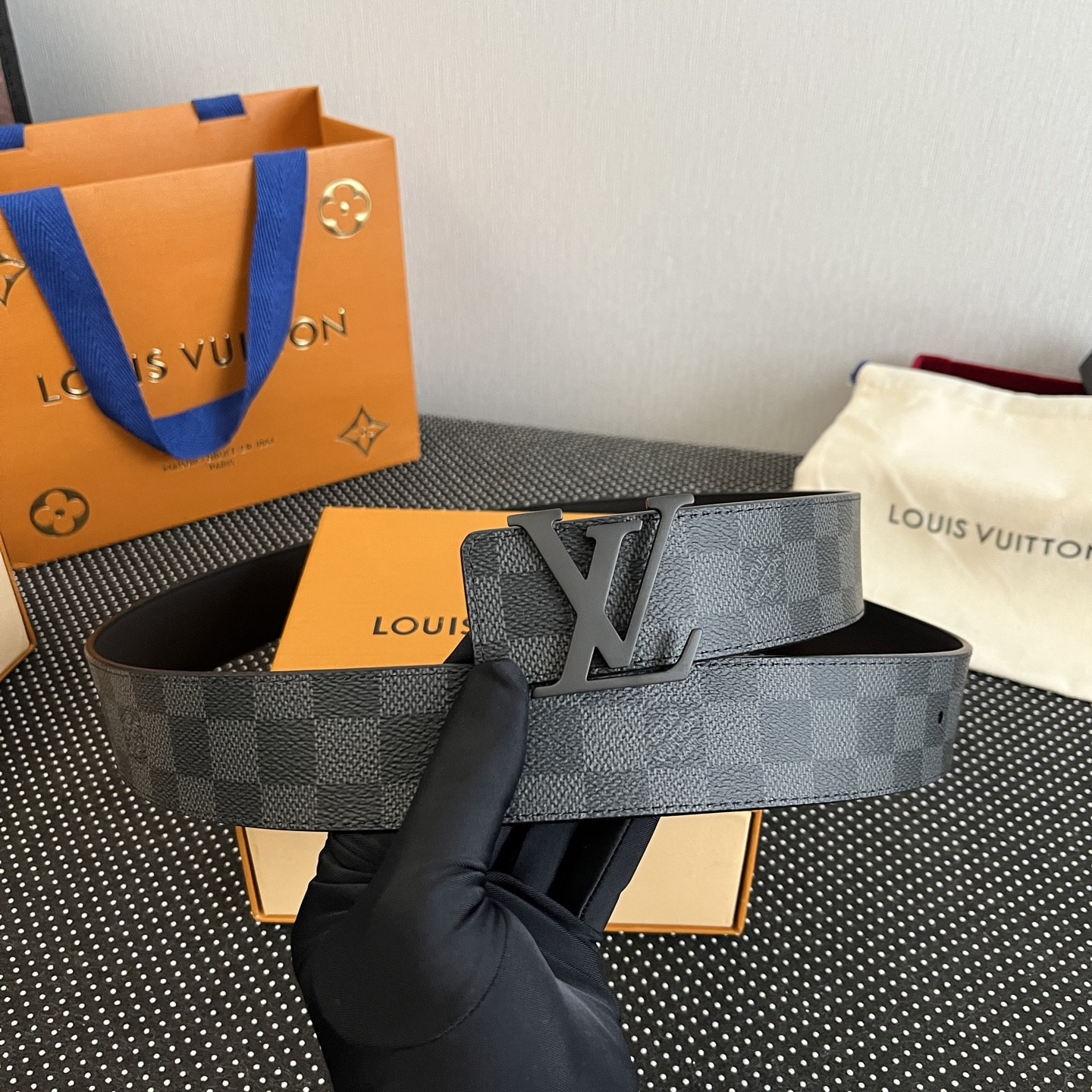 ������ ������� L�UIS VUI���N D�mi�r GR�PHIT� C�NV�S INITI�L�S (����, ��� 6)