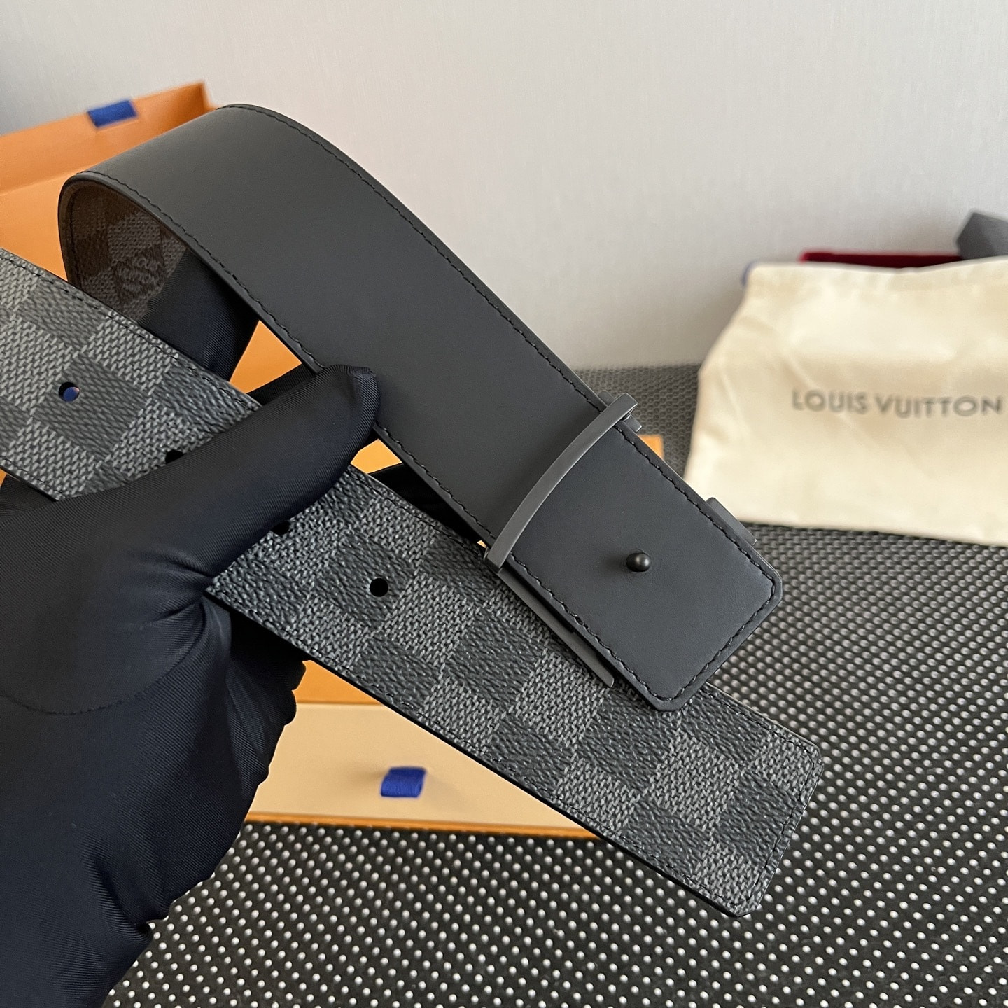 ������ ������� L�UIS VUI���N D�mi�r GR�PHIT� C�NV�S INITI�L�S (����, ��� 7)