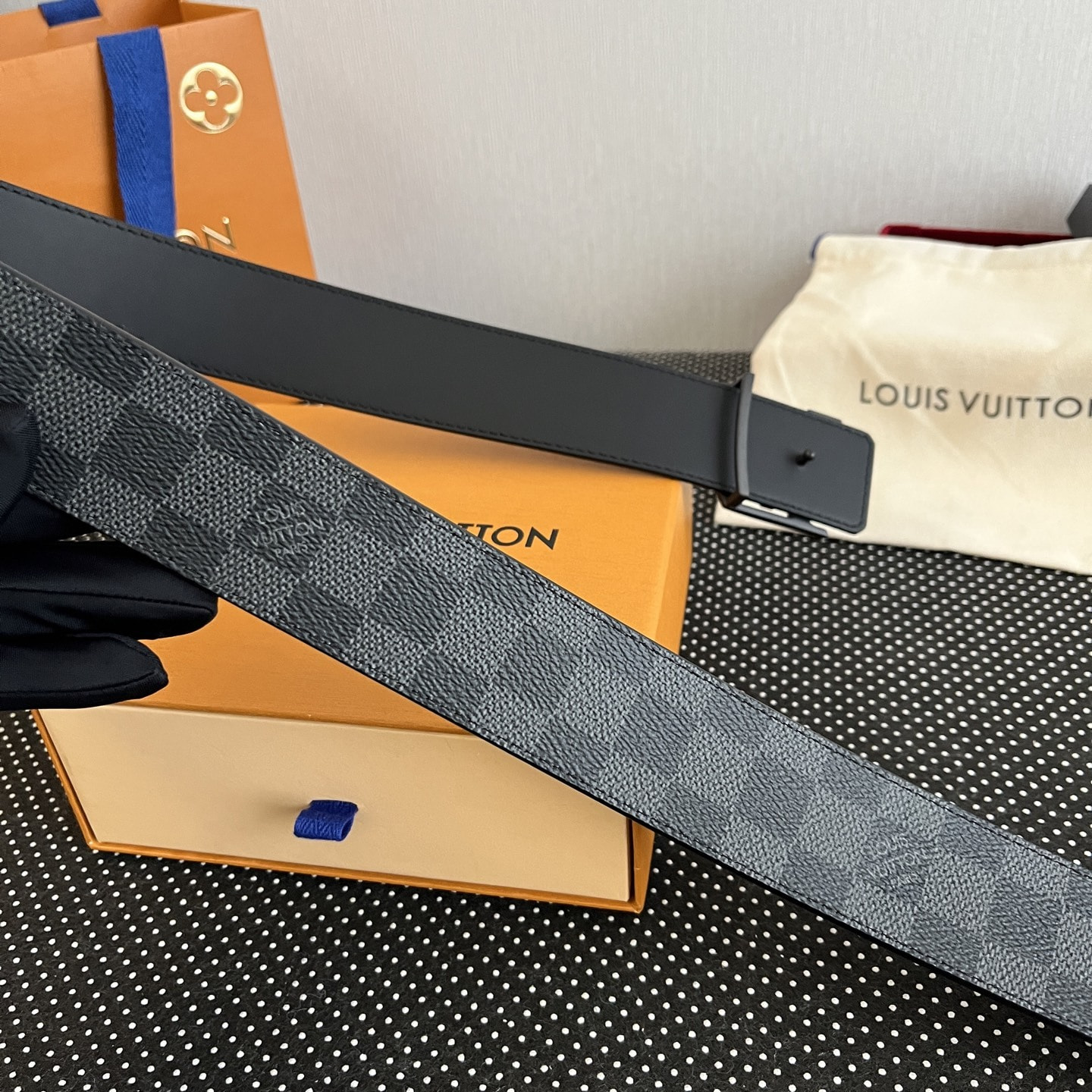 ������ ������� L�UIS VUI���N D�mi�r GR�PHIT� C�NV�S INITI�L�S (����, ��� 8)