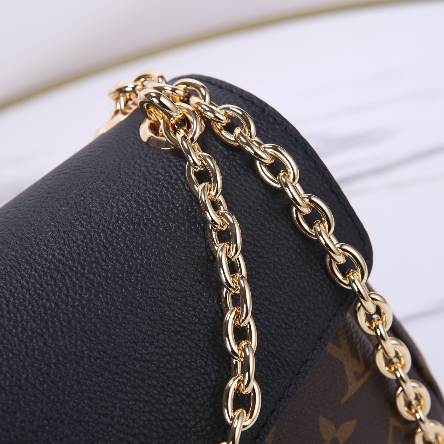 ����� ������� ������� L�UIS VUI���N S�INT-G�RM�IN (����, ��� 9)