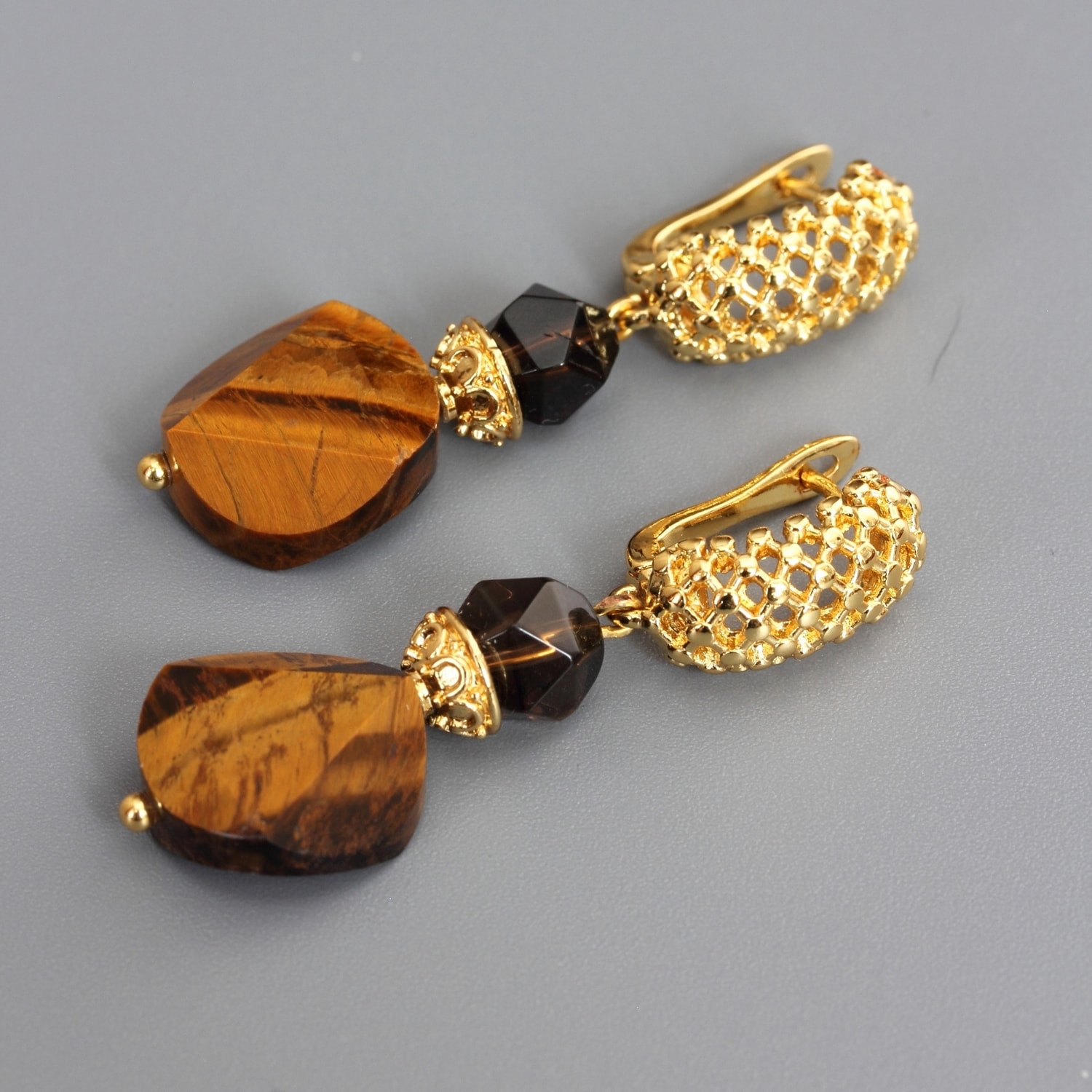 Серьги из тигрового глаза и раухтопаза (вид 2) Серьги из тигрового глаза и раухтопаза (фото, вид 2)