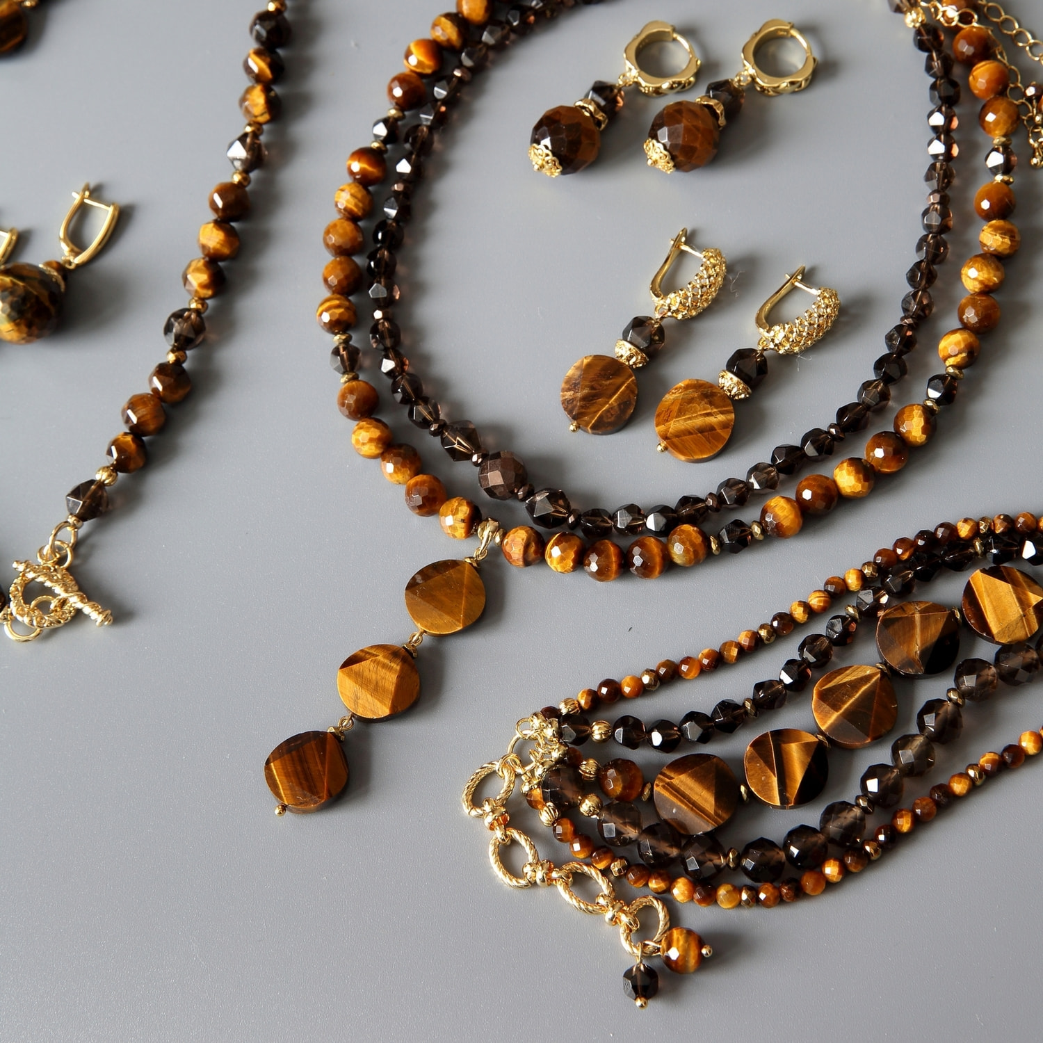 Серьги из тигрового глаза и раухтопаза (вид 3) Серьги из тигрового глаза и раухтопаза (фото, вид 3)