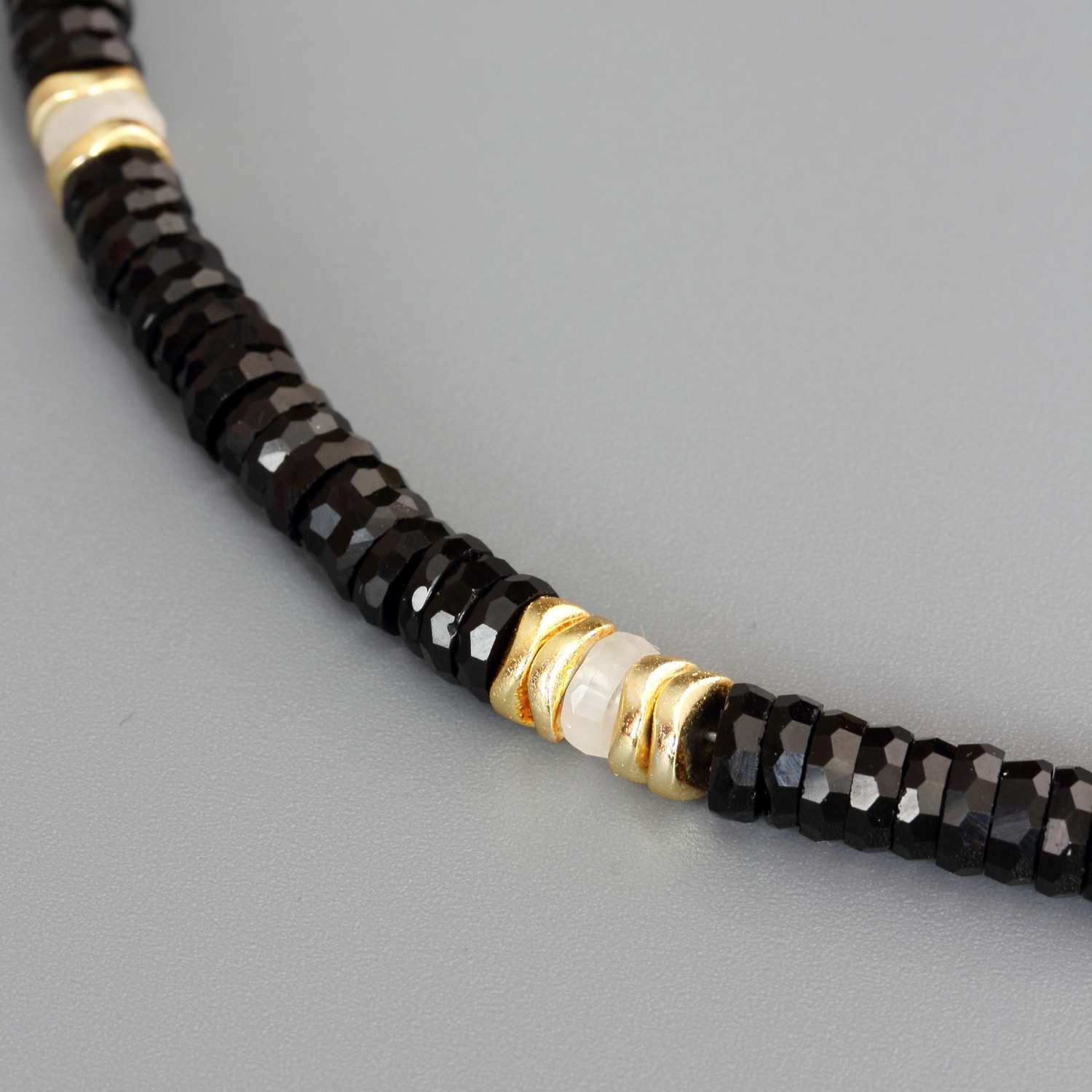 Чокер, браслет и серьги из чёрного агата и горного хрусталя (вид 7) Чокер, браслет и серьги из чёрного агата и горного хрусталя (фото, вид 7)