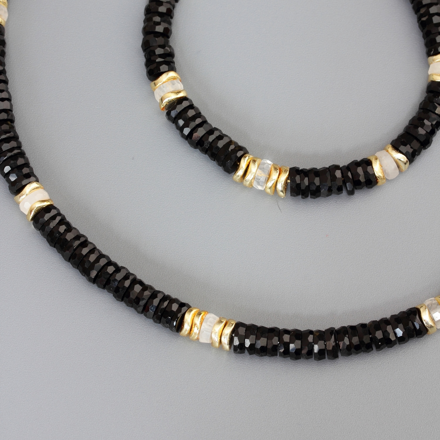 Чокер, браслет и серьги из чёрного агата и горного хрусталя (вид 1) Чокер, браслет и серьги из чёрного агата и горного хрусталя (фото, вид 1)