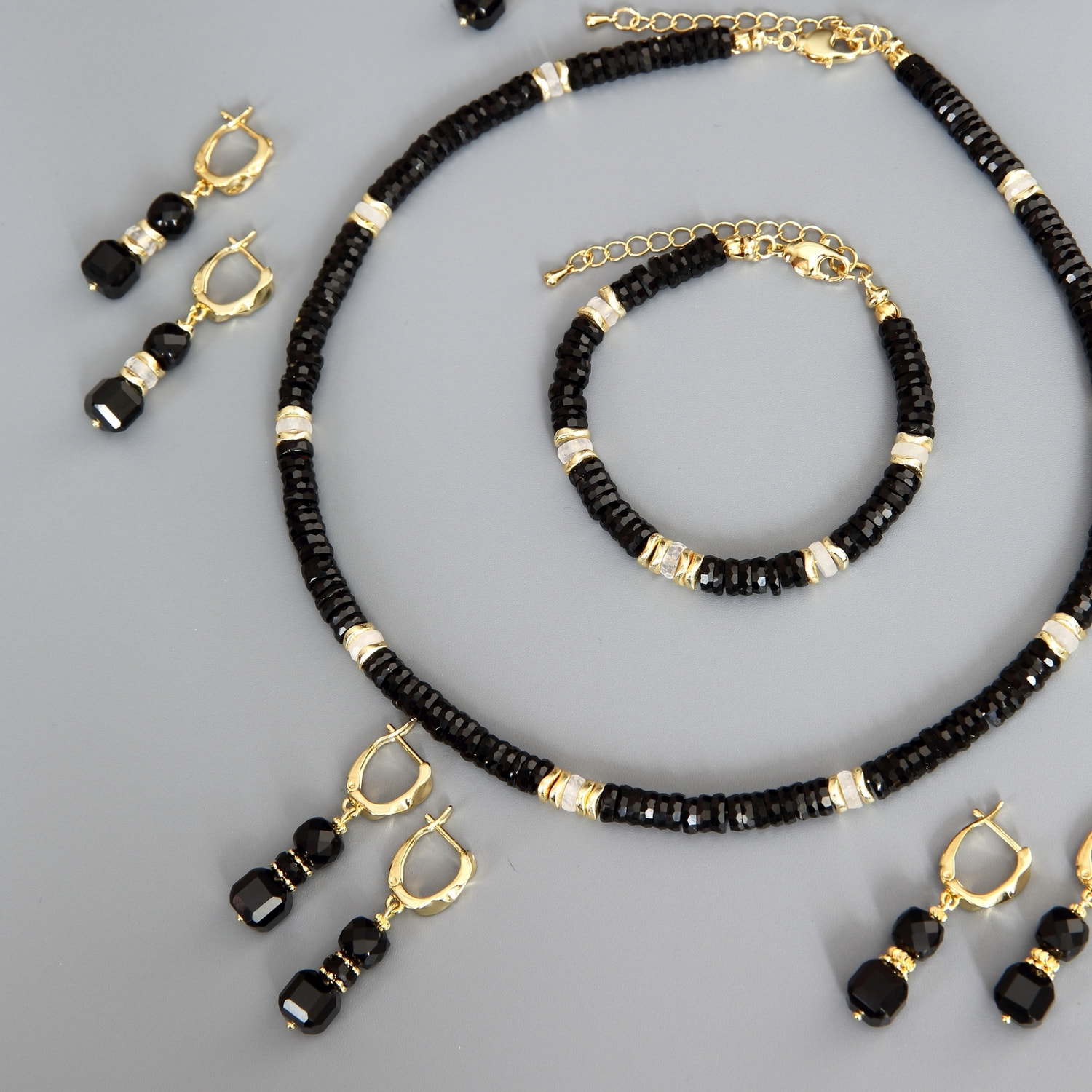 Серьги из чёрного агата и горного хрусталя (вид 2) Серьги из чёрного агата и горного хрусталя (фото, вид 2)