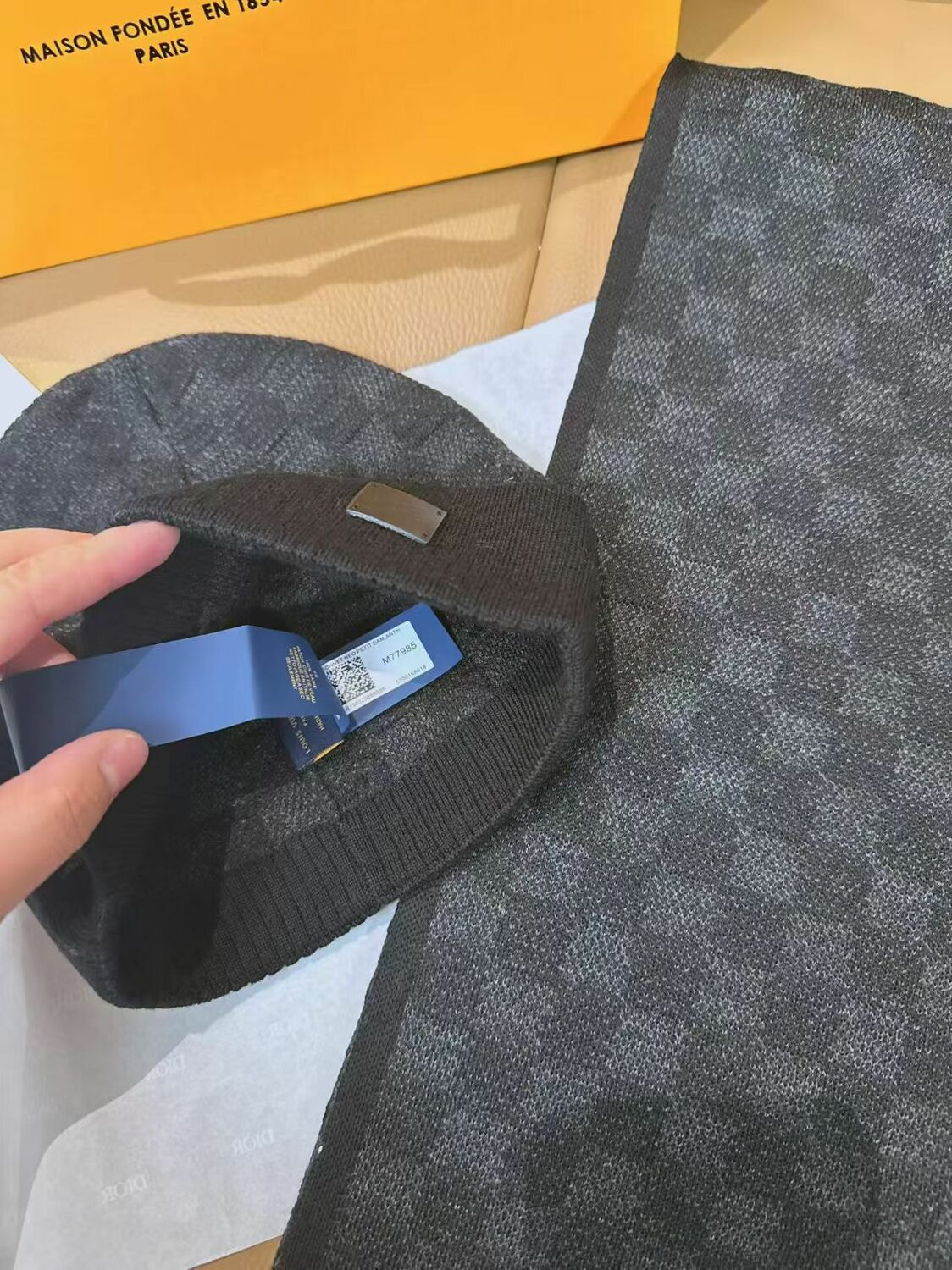 ����� � ���� L�UIS VUI���N (����, ��� 1)